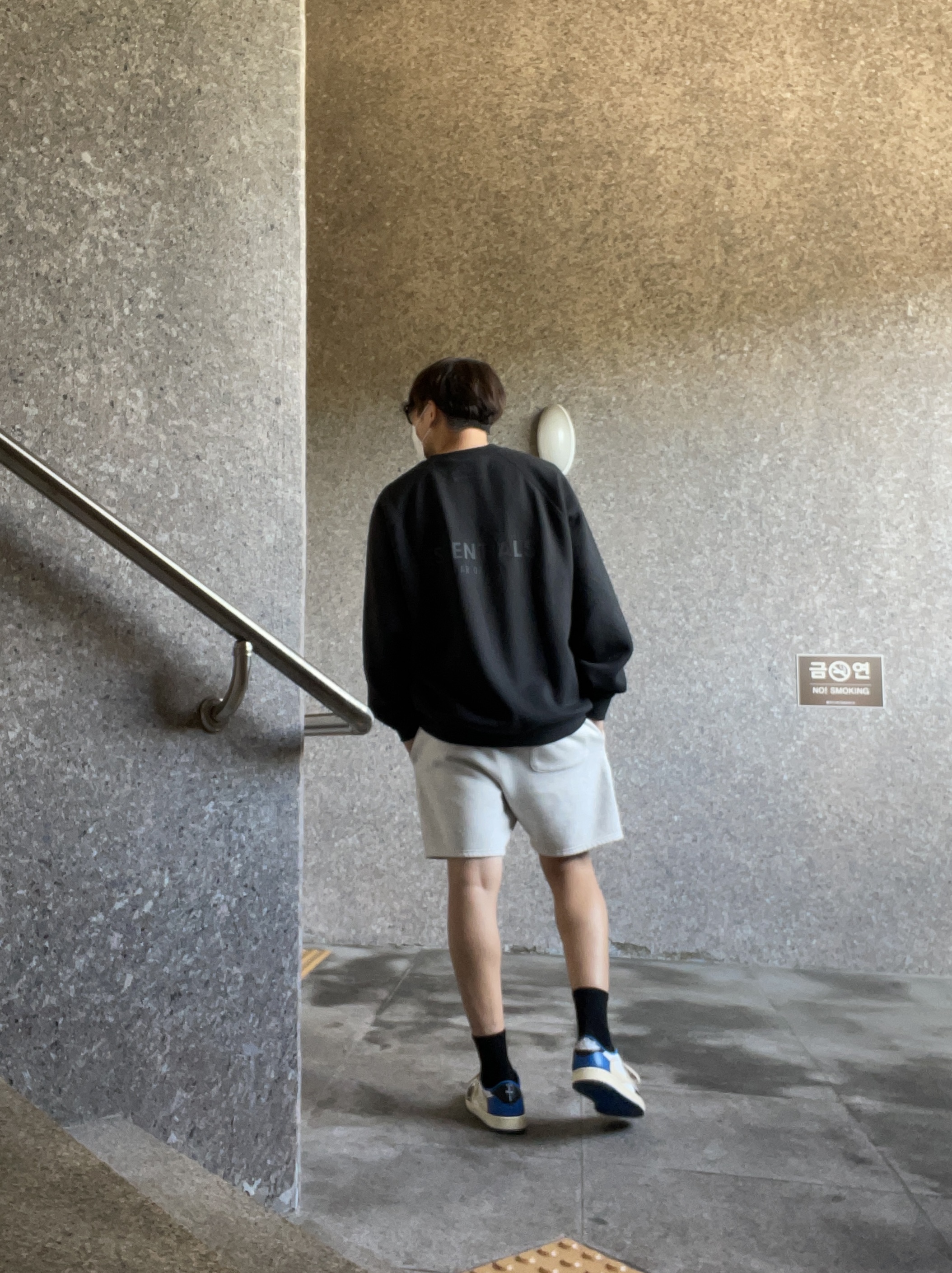Essentials Pull-Over Crewneck Sweatshirt Black - 21SS, Essentials Sweatshorts Oatmeal - 21SS 착용 스타일 - 1