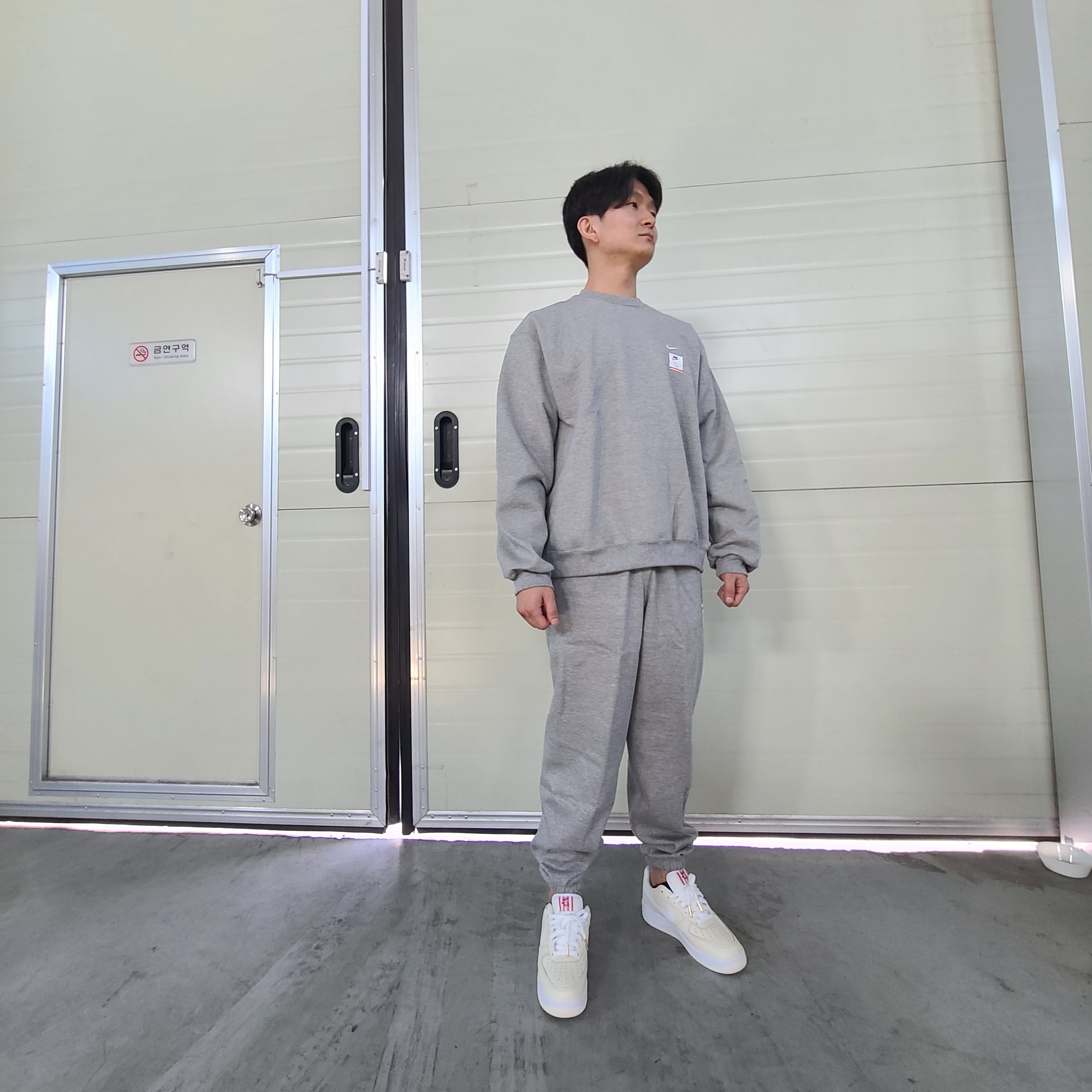 Nike Air Force 1 '07 PRM Popcorn, Nike M NRG MIUSA Fleece Pants Grey 착용 스타일