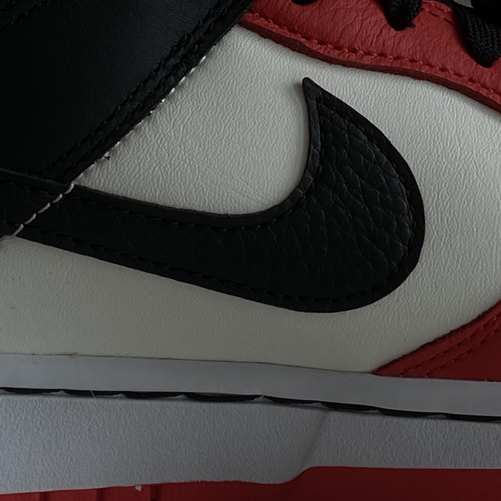 Nike x NBA Dunk Low Retro EMB Black and Chile Red 착용 스타일 - 2