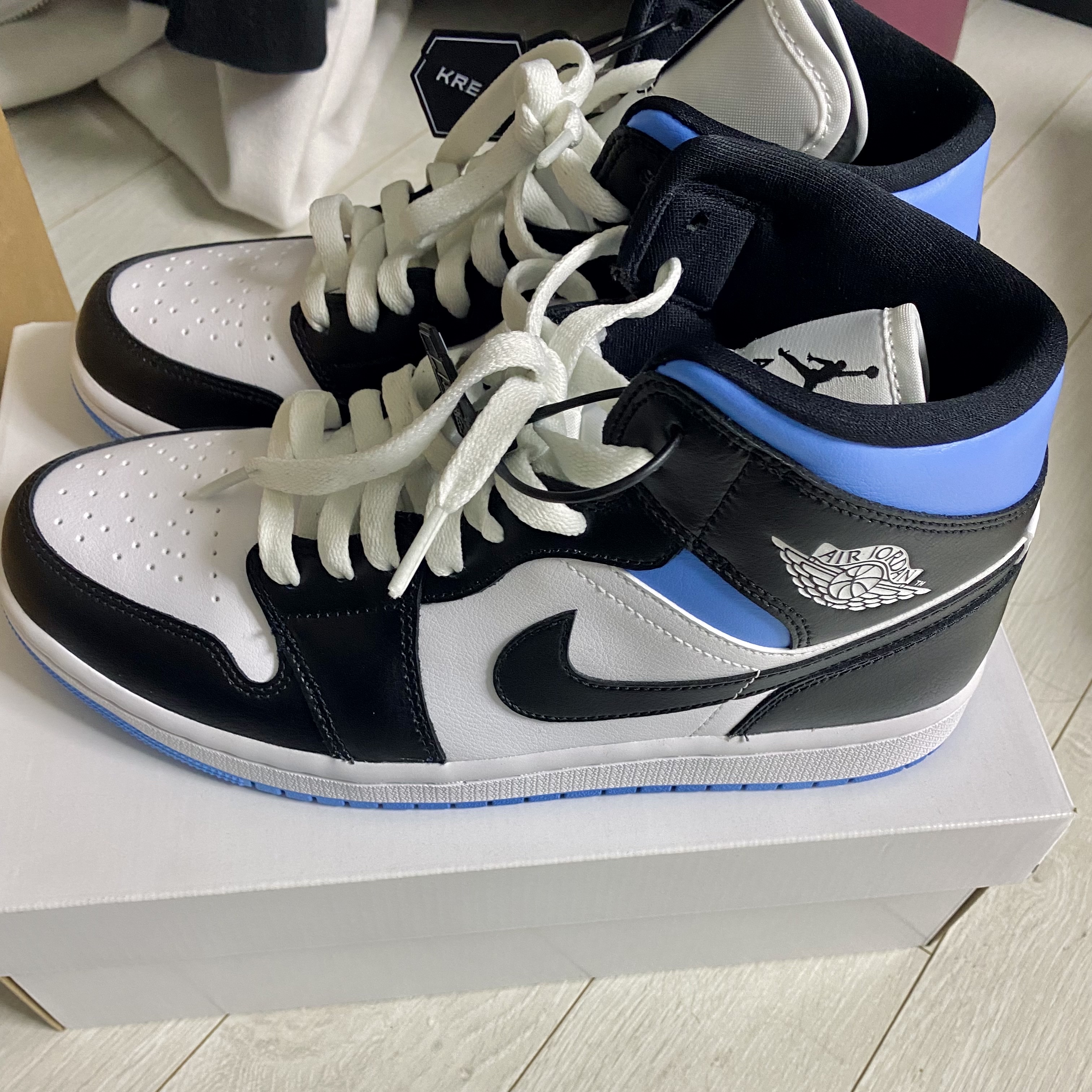 (W) Jordan 1 Mid White Black University Blue 착용 스타일