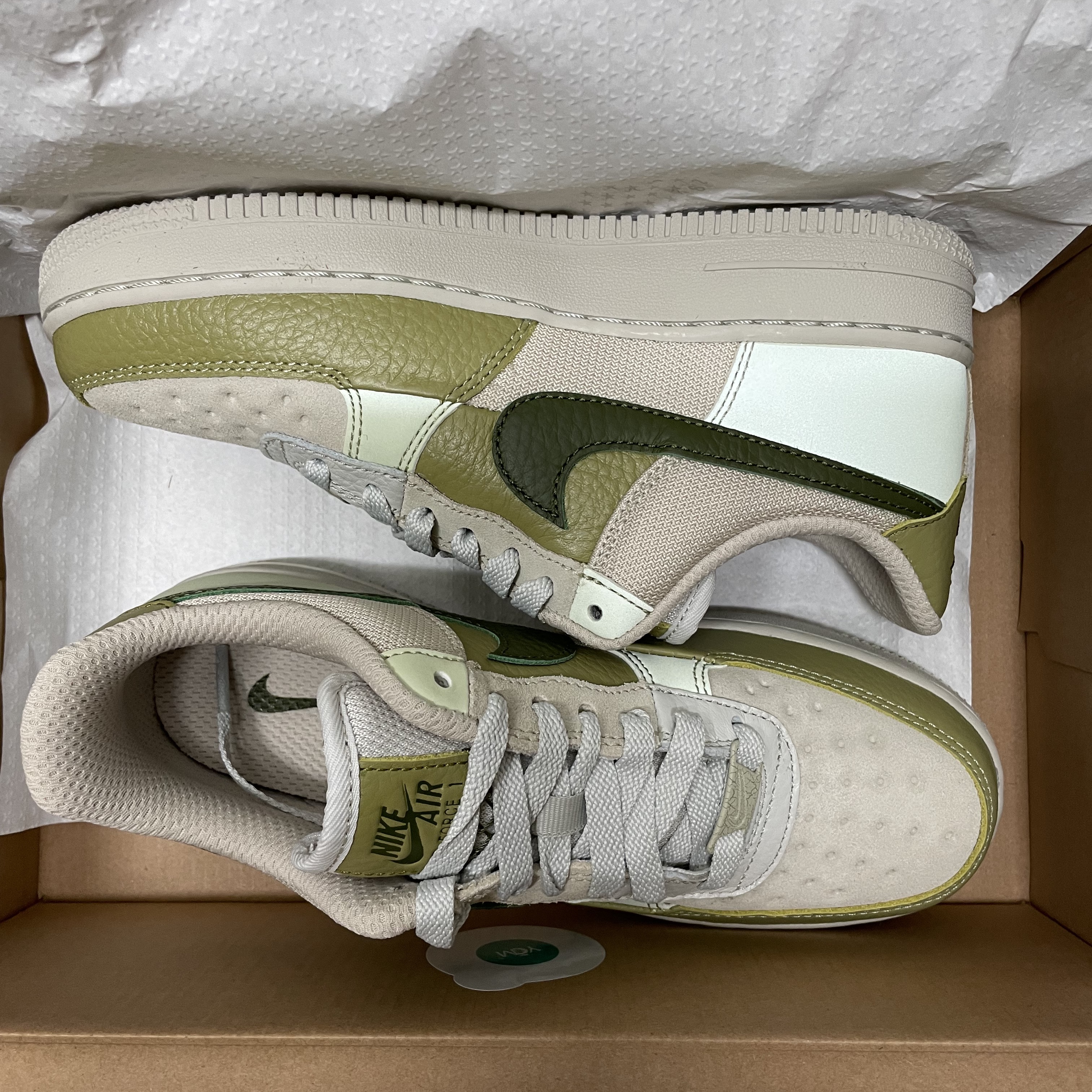 (W) Nike Air Force 1 Low Rough Green 착용 스타일 - 2