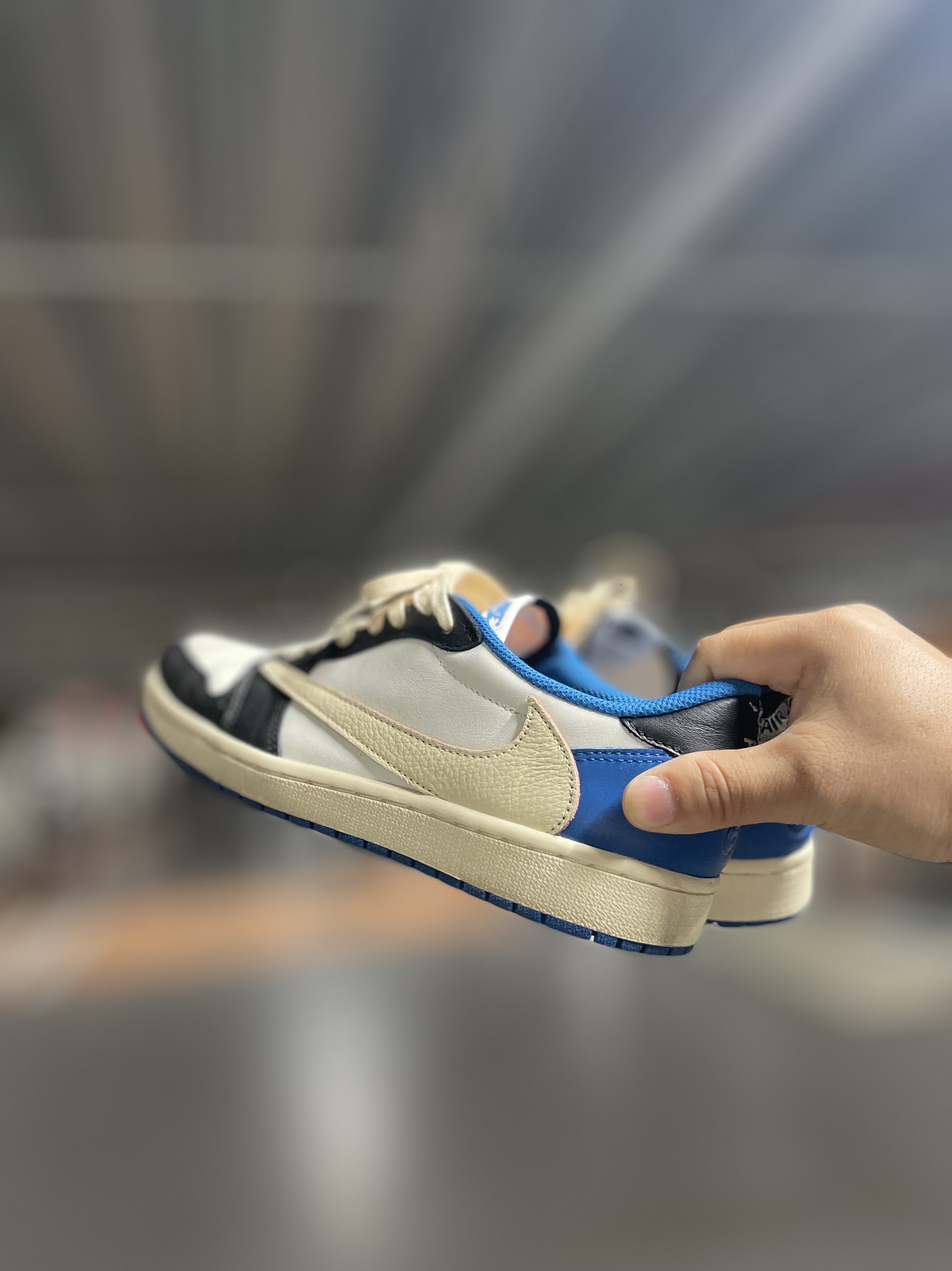 Jordan 1 x Travis Scott x Fragment Retro Low OG SP Military Blue, Nike x NBA Dunk Low Retro EMB Nets 착용 스타일 - 1