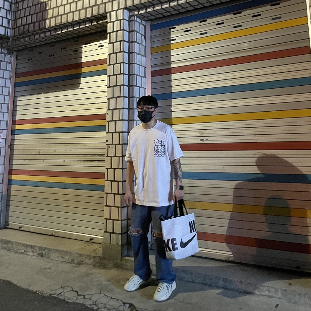 Adidas Yeezy Foam RNNR Sand 착용 스타일