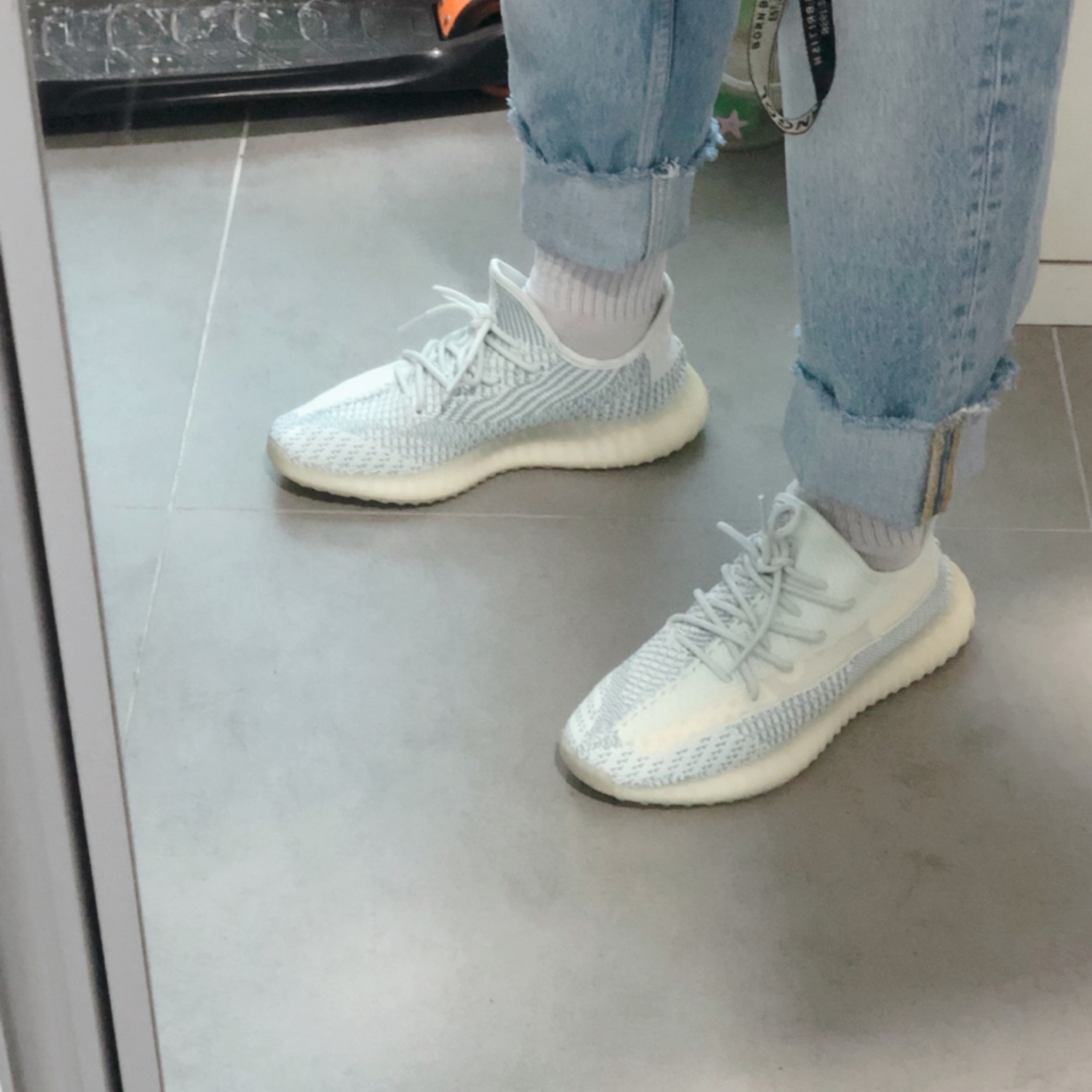 Adidas Yeezy Boost 350 V2 Cloud White - Non-Reflective 착용 스타일 - 2
