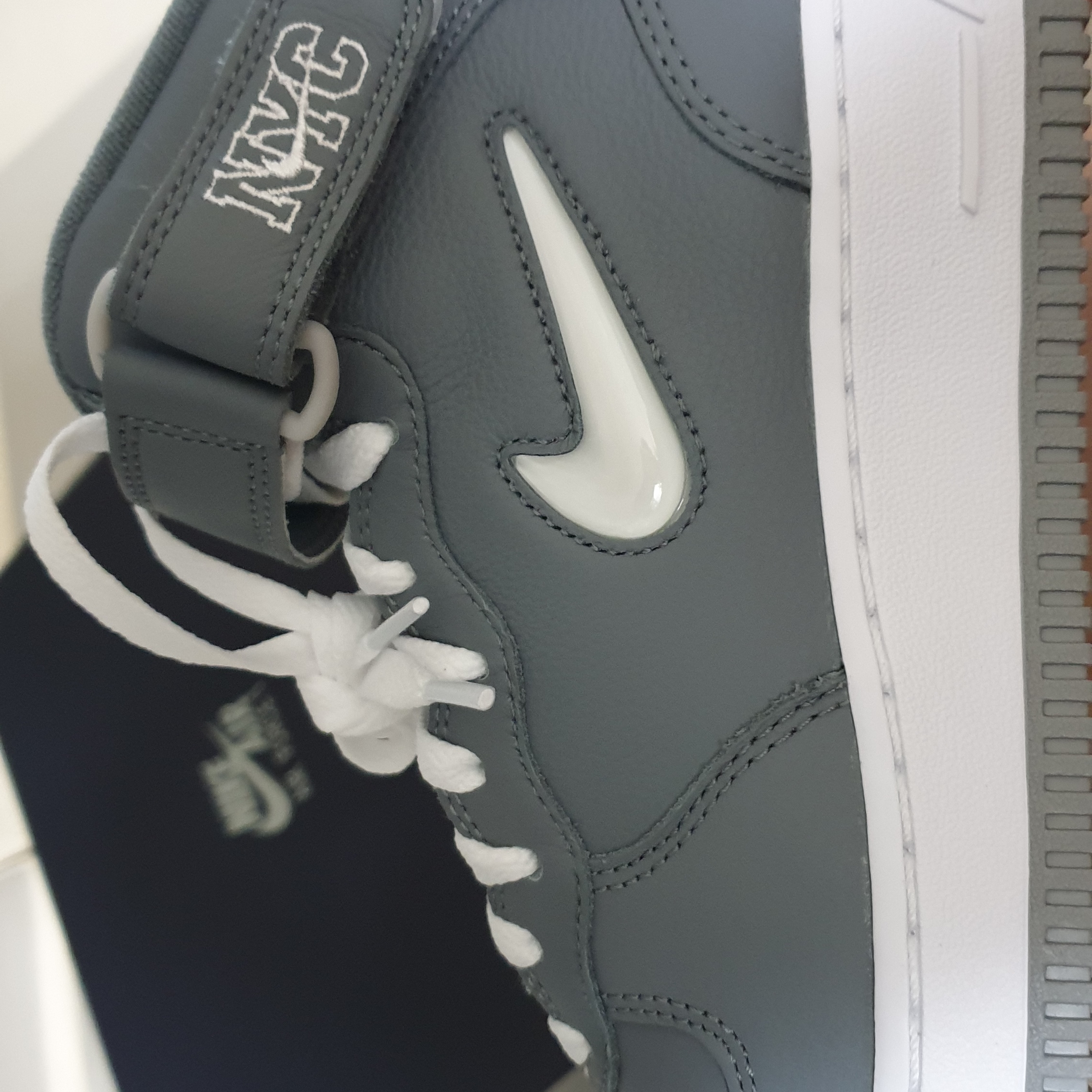 Nike Air Force 1 Mid QS NYC Cool Grey 착용 스타일 - 4