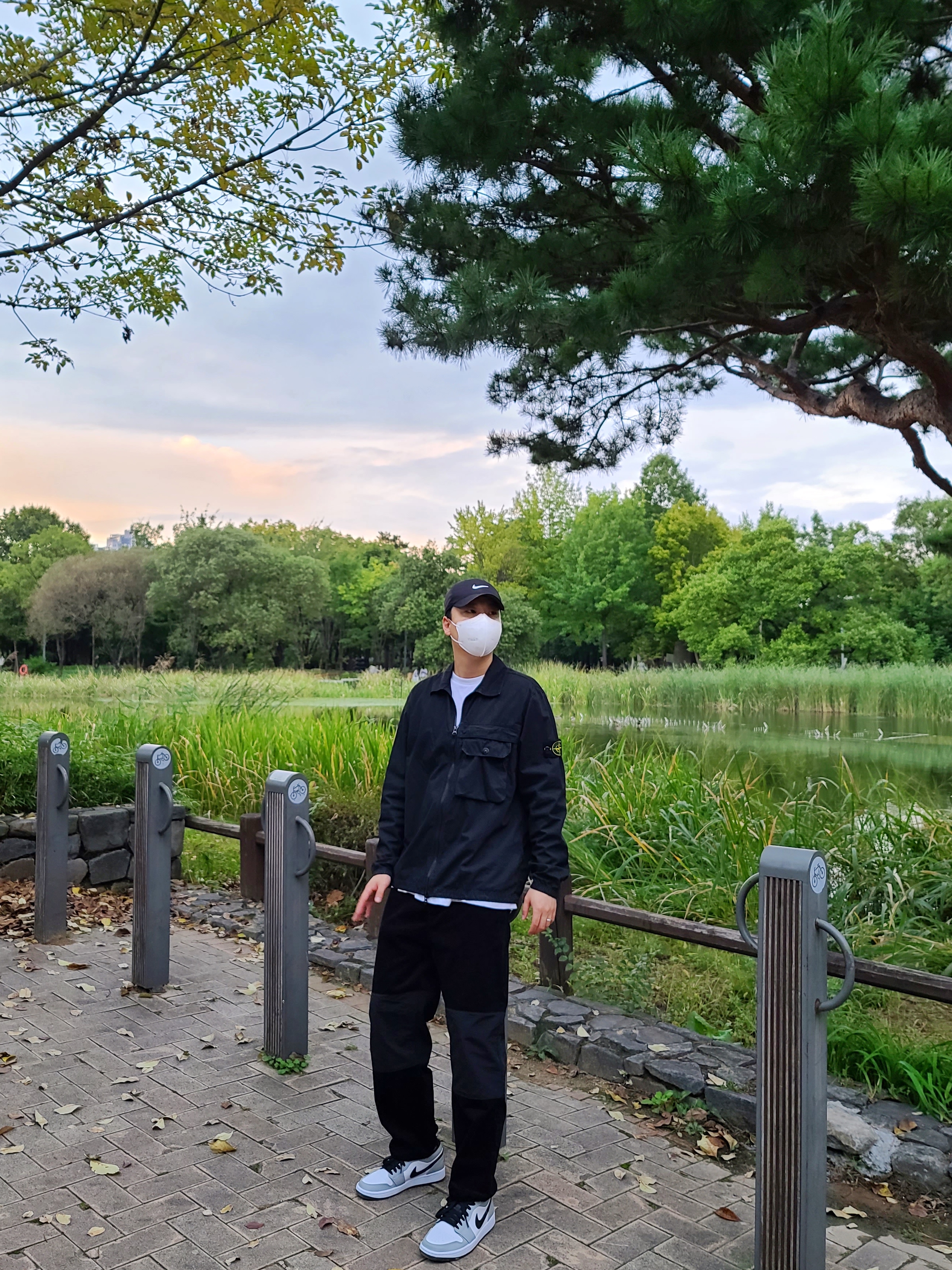 Jordan 1 Low Light Smoke Grey, Stone Island 107WN T.CO+OLD Overshirt Black - 20FW 착용 스타일
