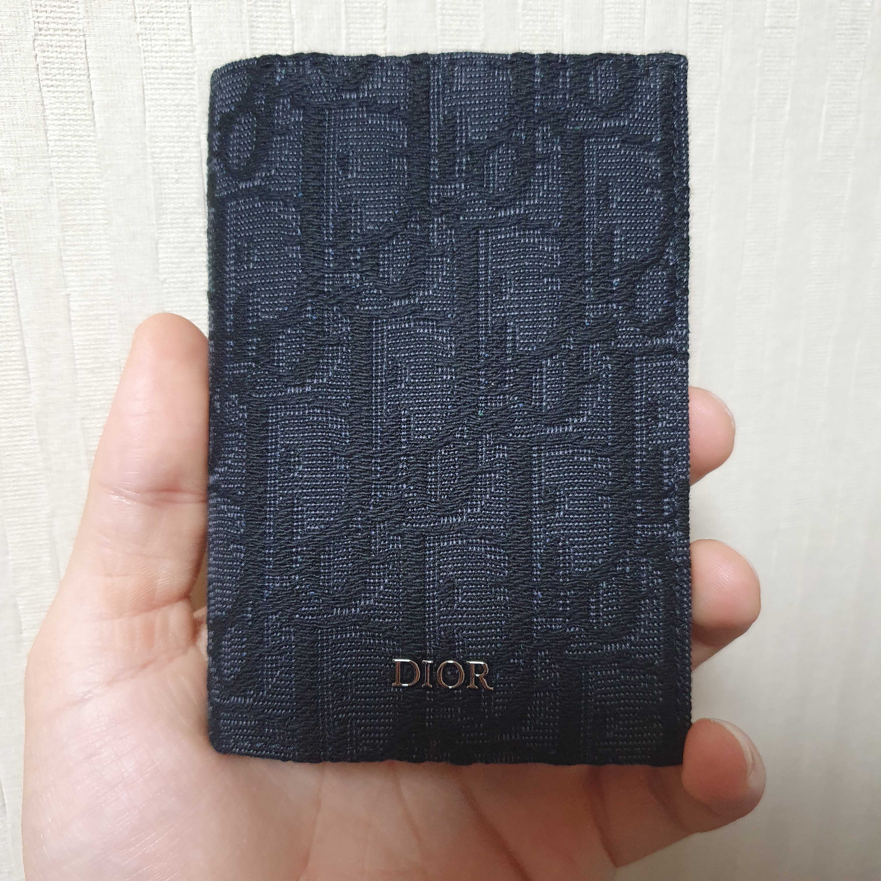 Dior Bi-Fold Card Holder Black Dior Oblique Jacquard 착용 스타일