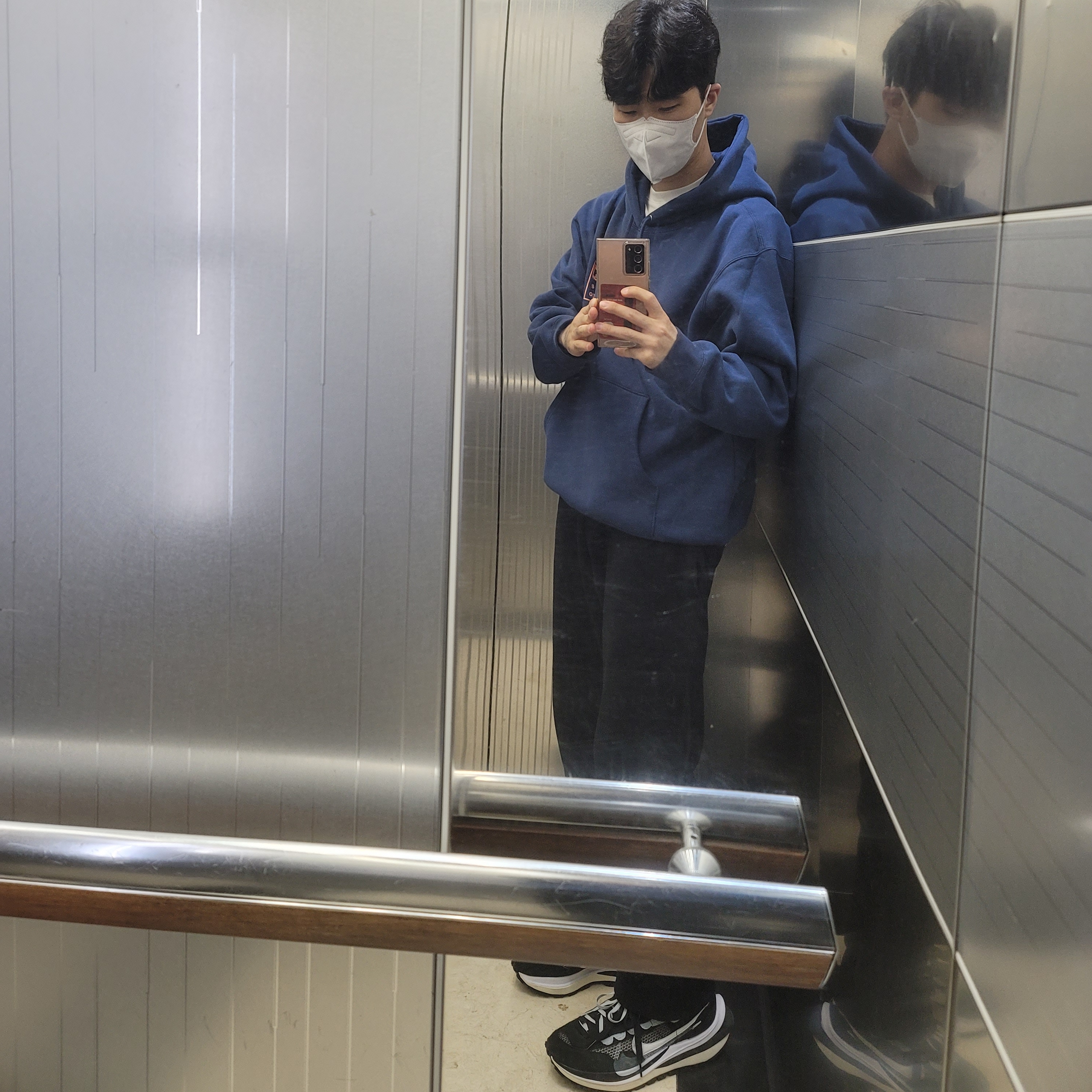 IAB Studio x Obey Eyes Icon Hoodie Oceana, Nike x Sacai VaporWaffle Black White 착용 스타일 - 2