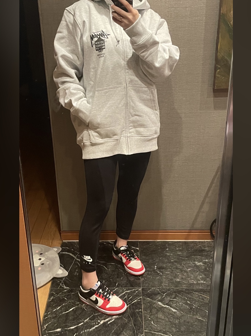 Stussy DSM World Tour Zip Hoodie Ash Heather 2021, (GS) Nike x NBA Dunk Low Black and Chile Red 착용 스타일 - 4