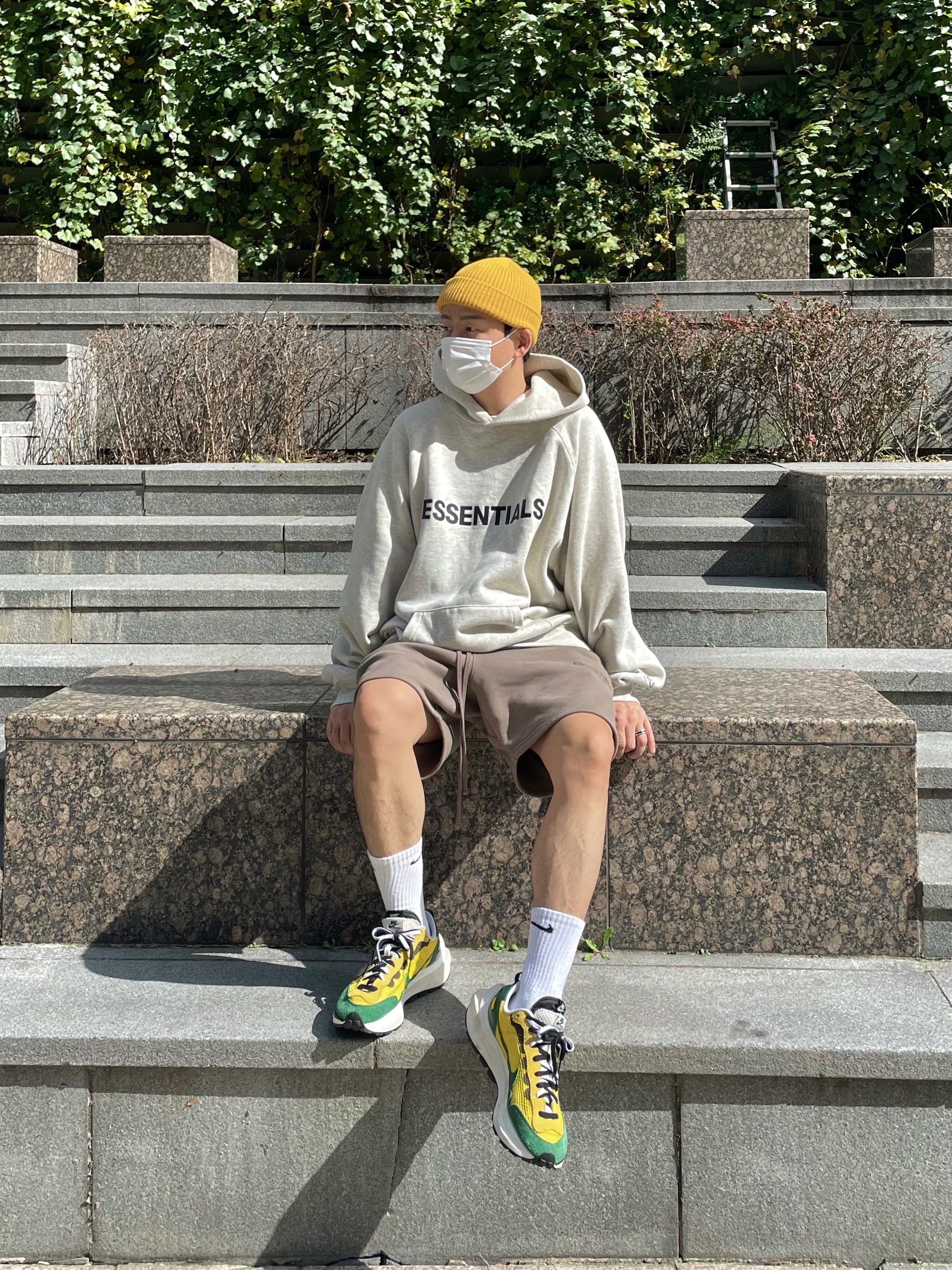 Essentials Pull-Over Hoodie Oatmeal - 21SS, Essentials Sweatshorts Taupe - 21SS 착용 스타일 - 1