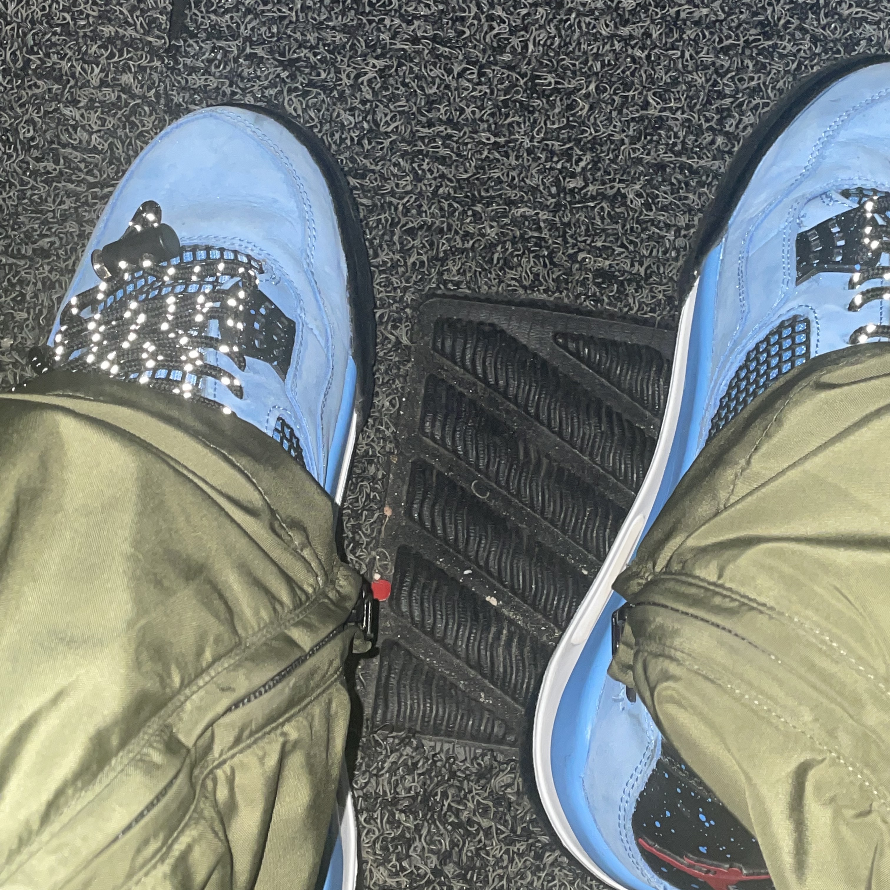 Jordan 4 x Travis Scott Retro Cactus Jack 착용 스타일 - 3