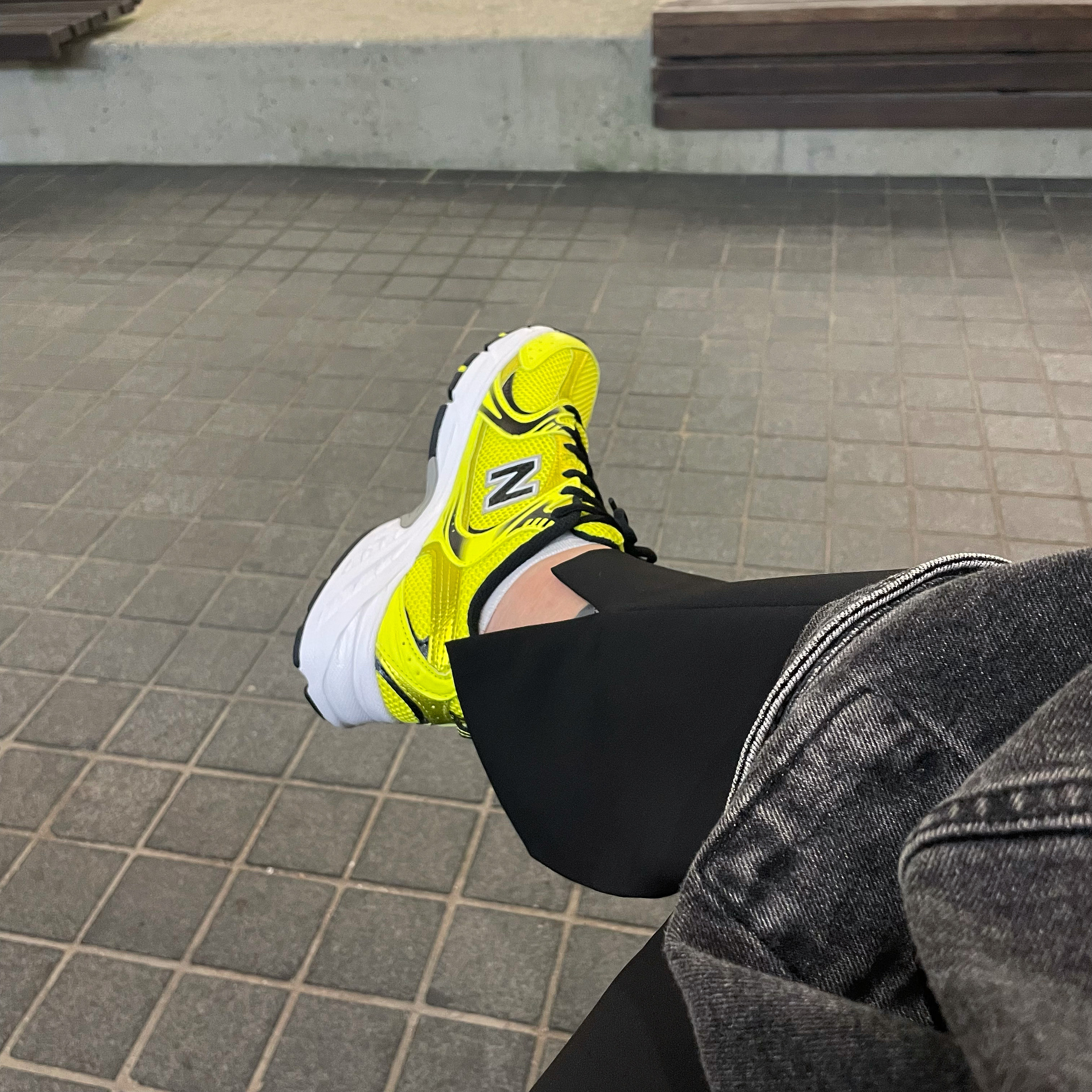 New Balance 530 Yellow 착용 스타일