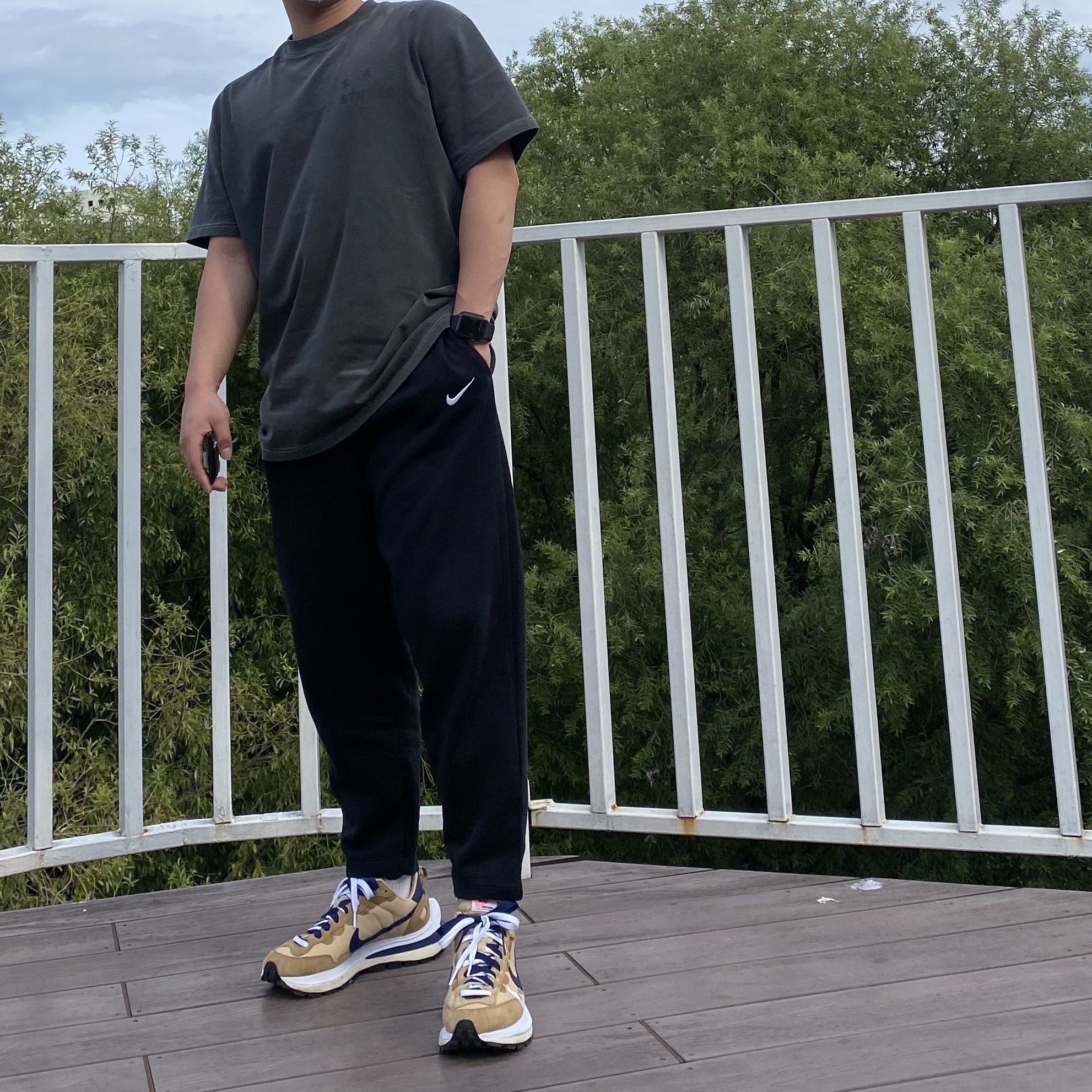 IAB Studio Pigment T-Shirt Black, Nike x Sacai VaporWaffle Sesame and Blue Void 착용 스타일