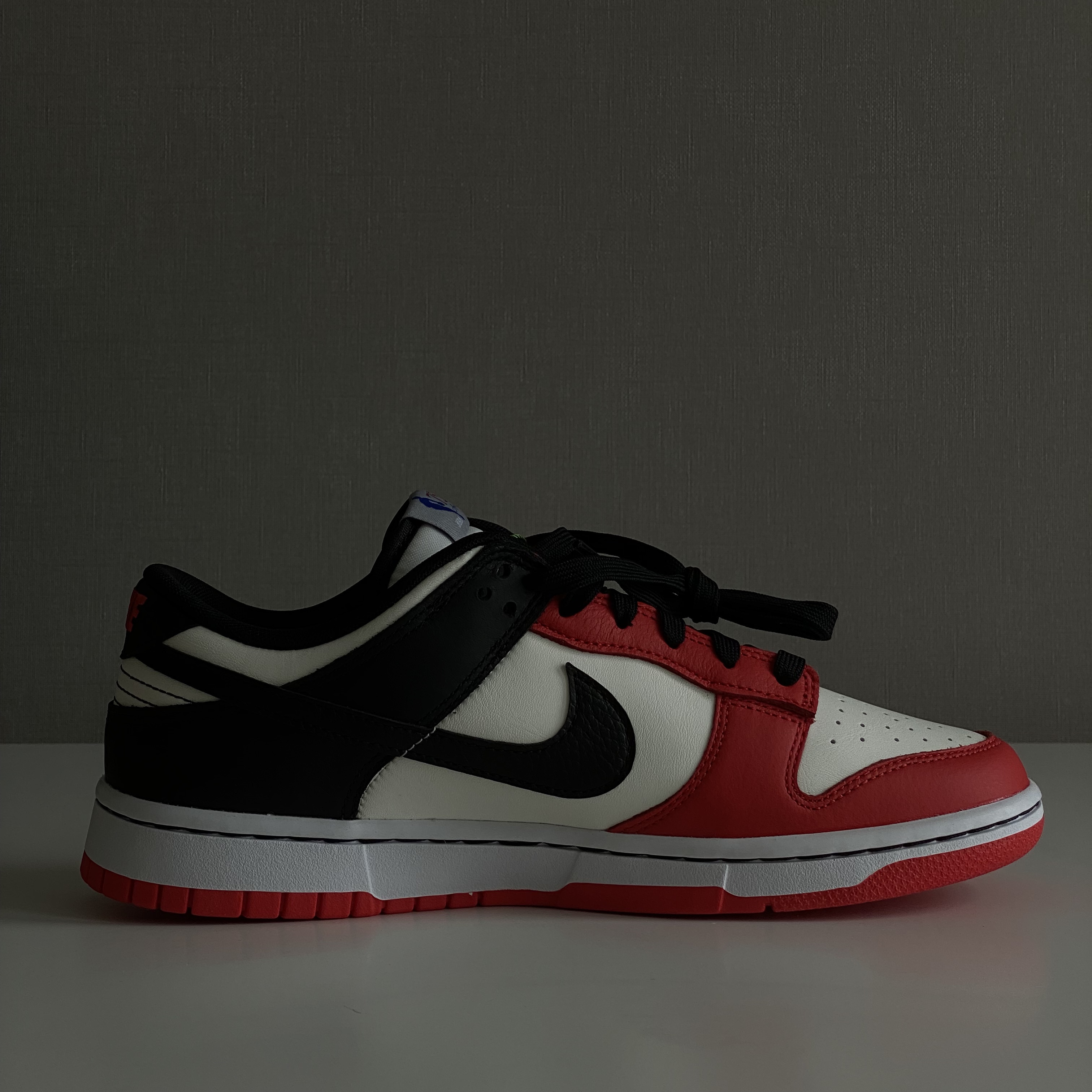 Nike x NBA Dunk Low Retro EMB Black and Chile Red 착용 스타일 - 1
