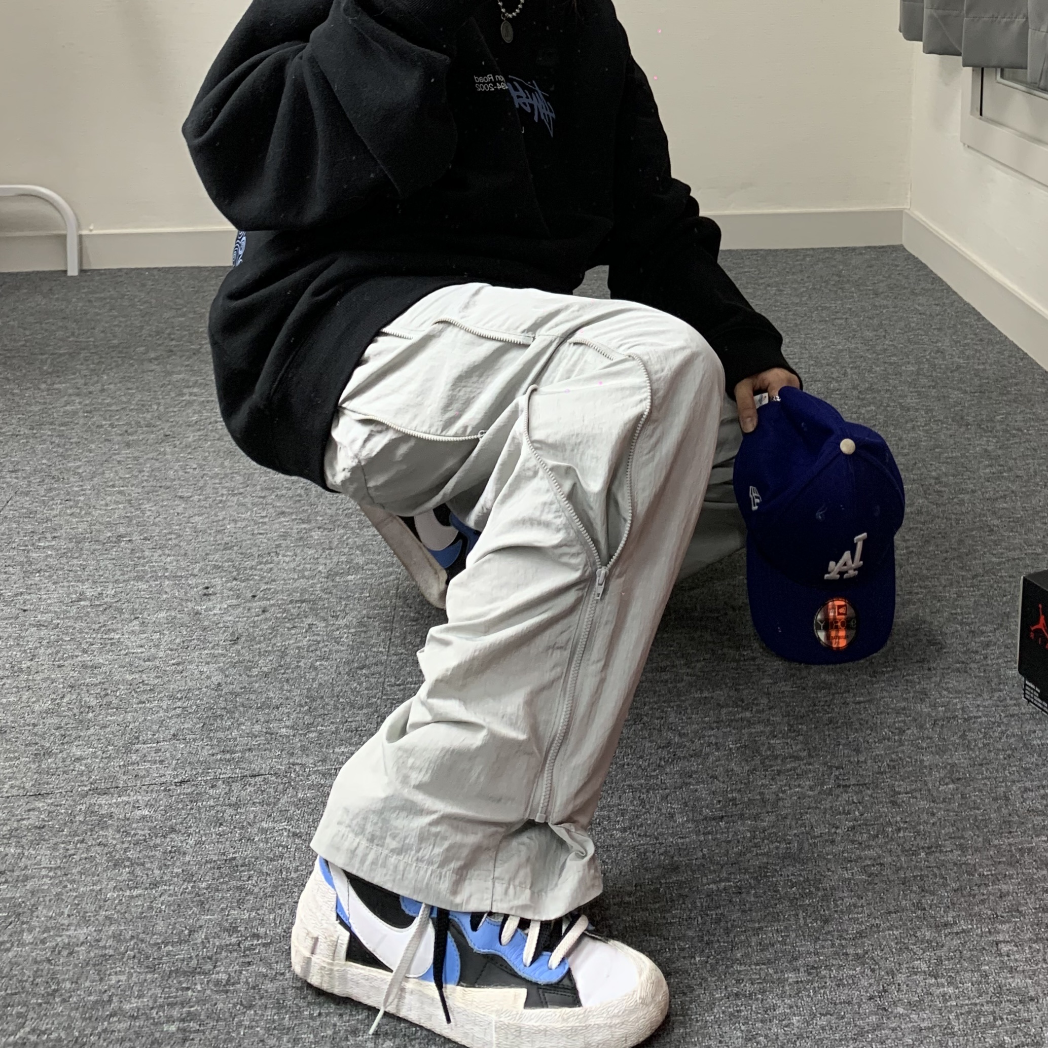 Nike x Sacai Blazer Mid White Black Legend Blue 착용 스타일 - 3