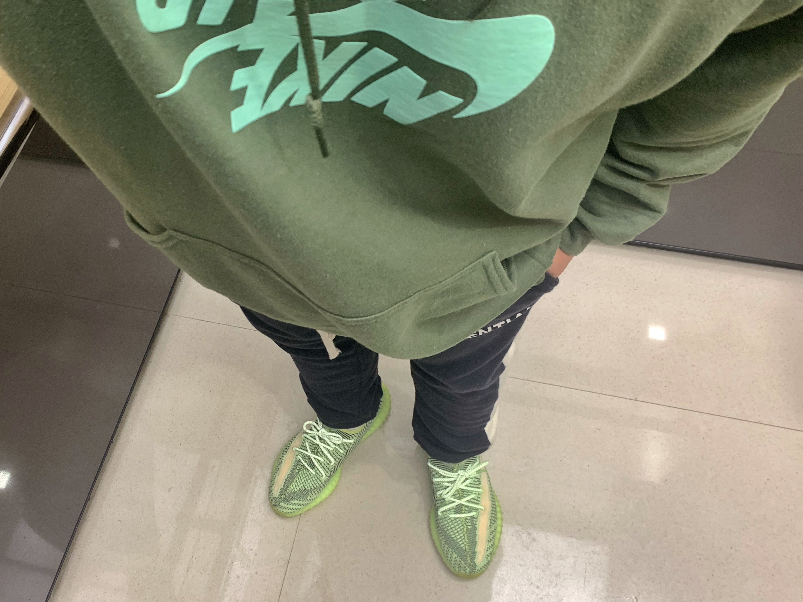 Adidas Yeezy Boost 350 V2 Yeezreel - Non-Reflective 착용 스타일