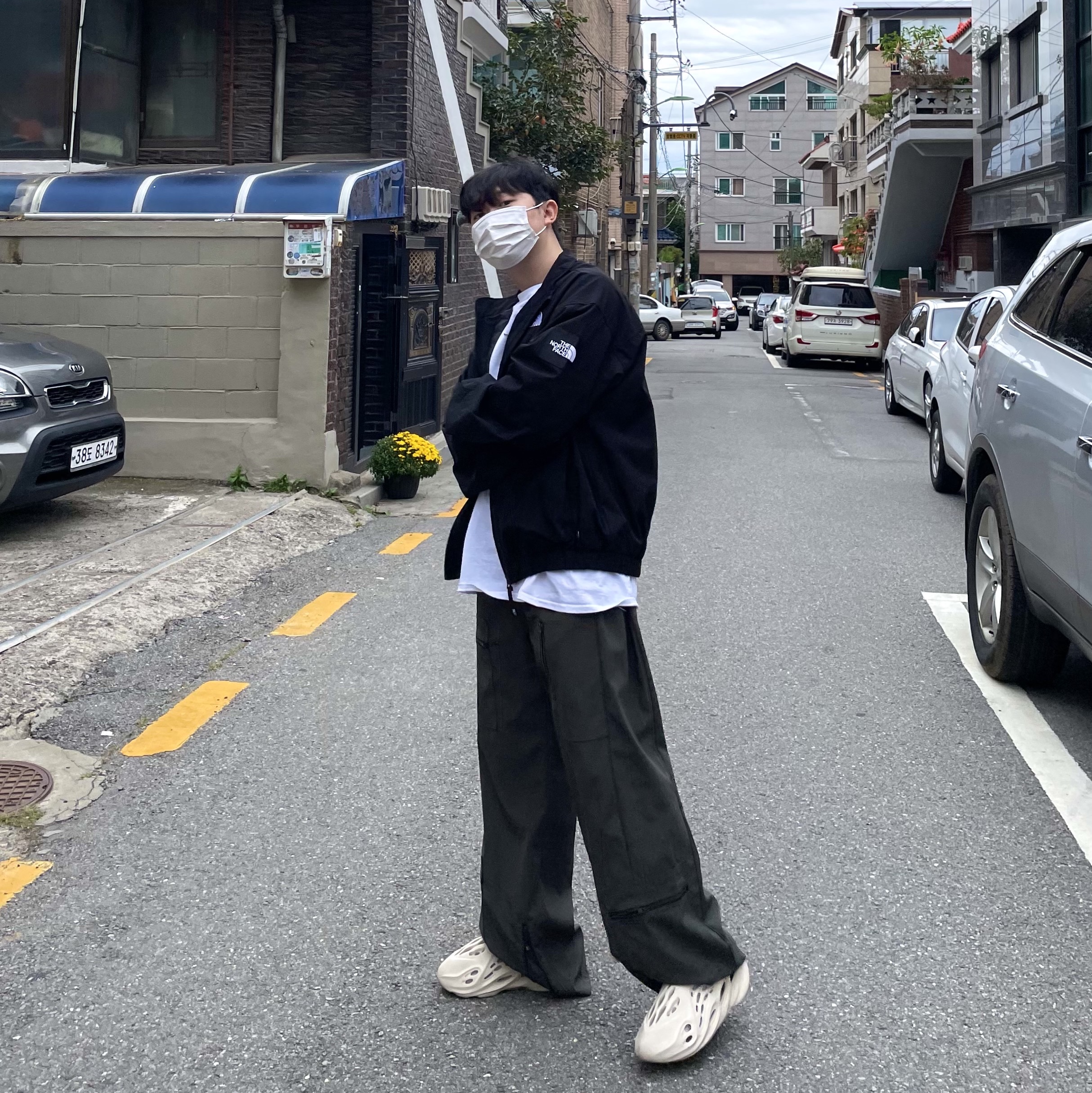 Adidas Yeezy Foam RNNR Sand 착용 스타일