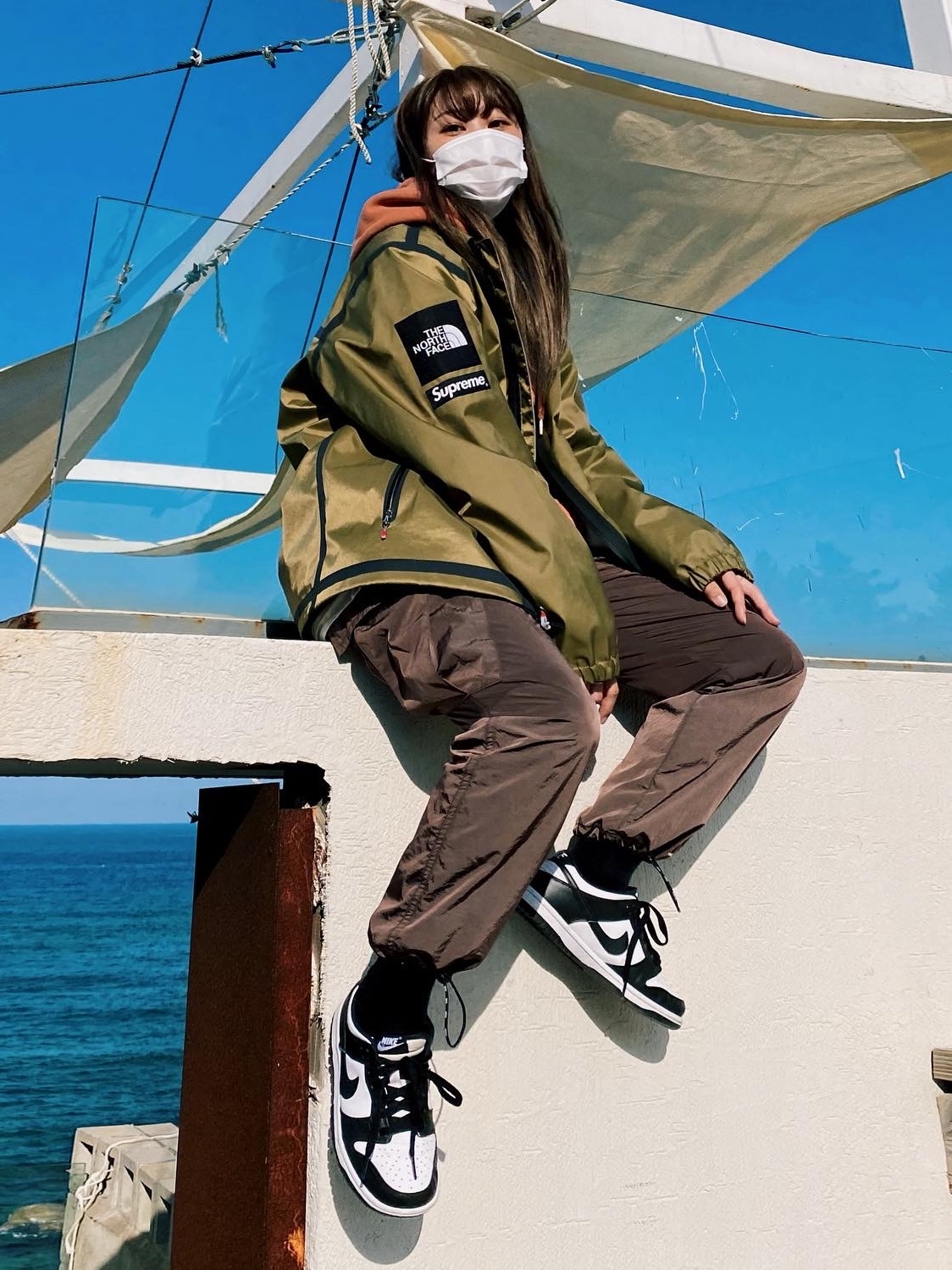 (W) Nike Dunk Low Black, Supreme x The North Face Summit Series Outer Tape Seam Coaches Jacket Olive - 21SS 착용 스타일 - 2