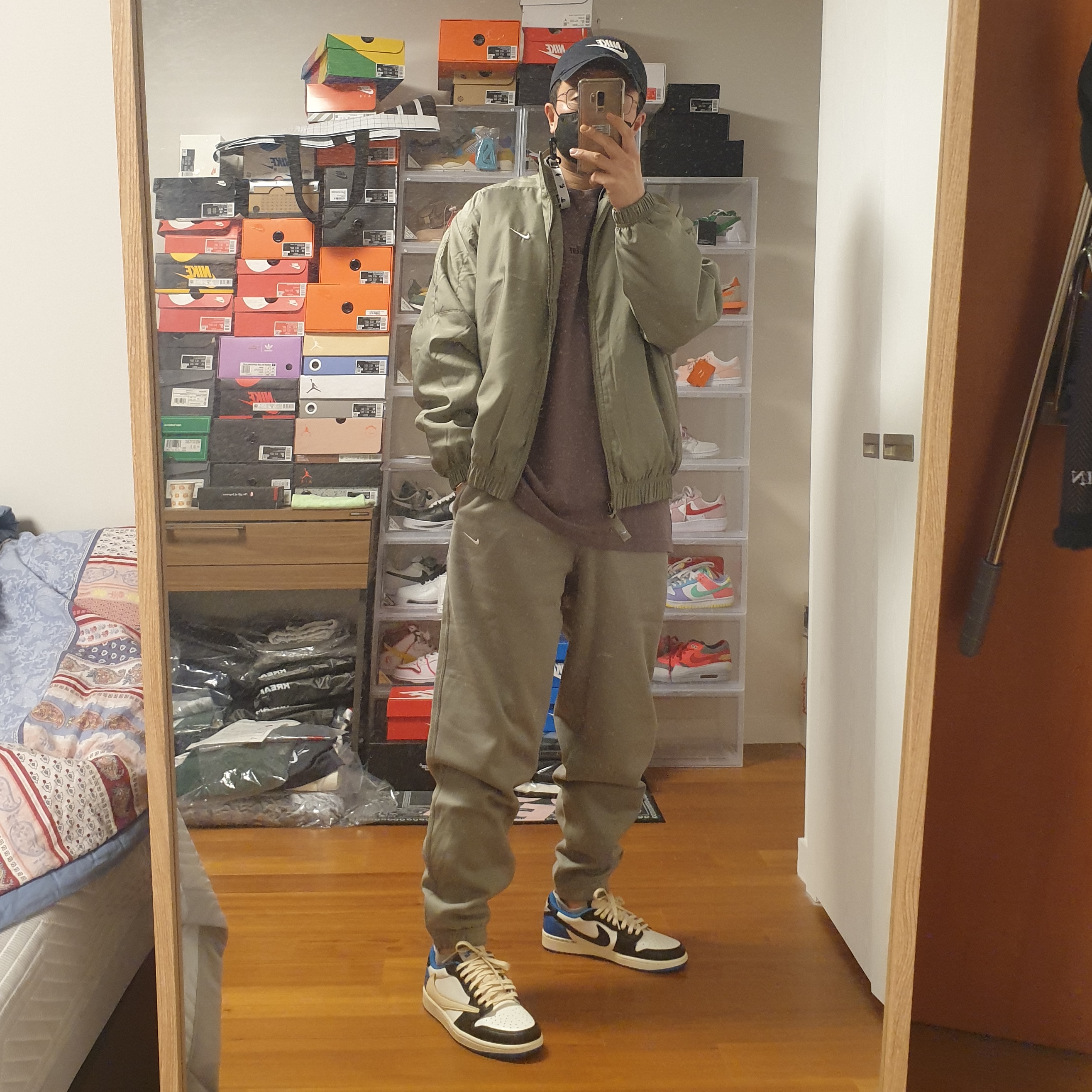 Nike NRG Solo Swoosh Satin Bomber Jacket Light Army - US/EU, Nike NRG Solo Swoosh Fleece Pants Light Army - US/EU 착용 스타일 - 1