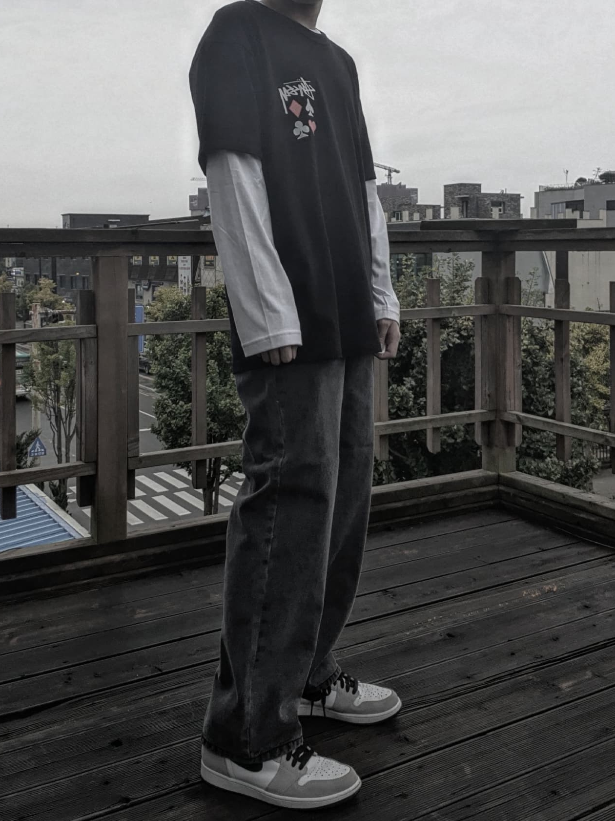 Jordan 1 Retro High OG Light Smoke Grey, Stussy Full Deck 2 T-Shirt Black 착용 스타일 - 1