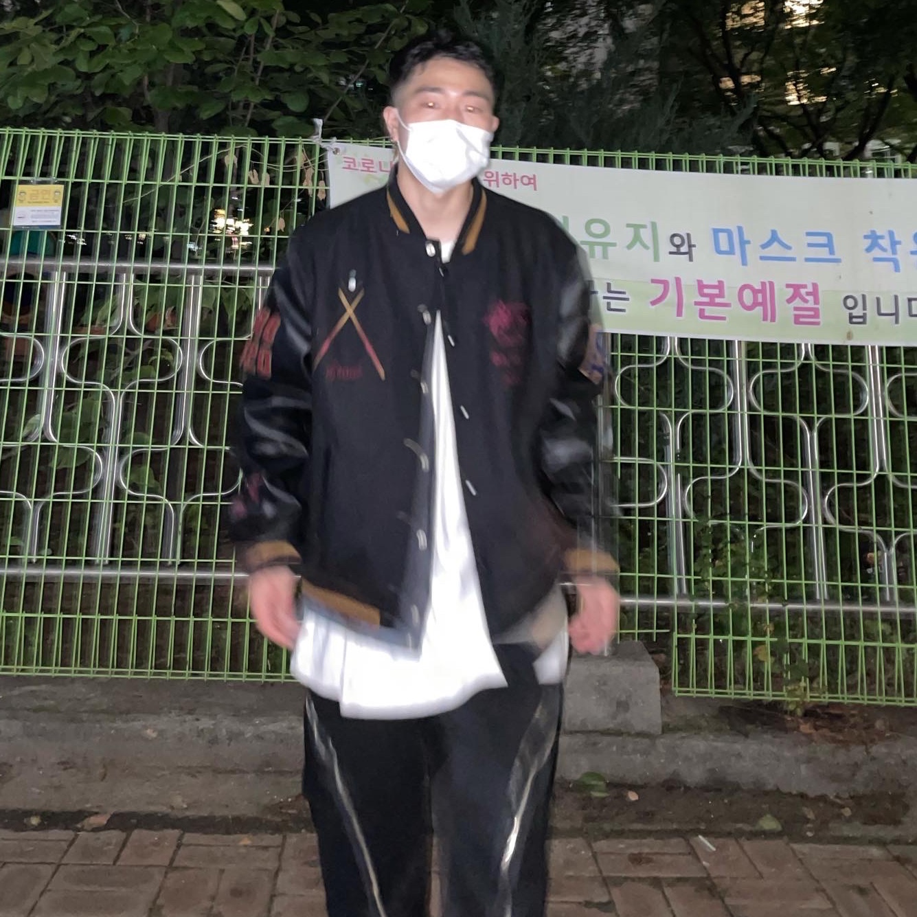 Stussy 40th Anniversary IST Jacket (Seoul), Jordan 1 x Travis Scott x Fragment Retro Low OG SP Military Blue 착용 스타일 - 3