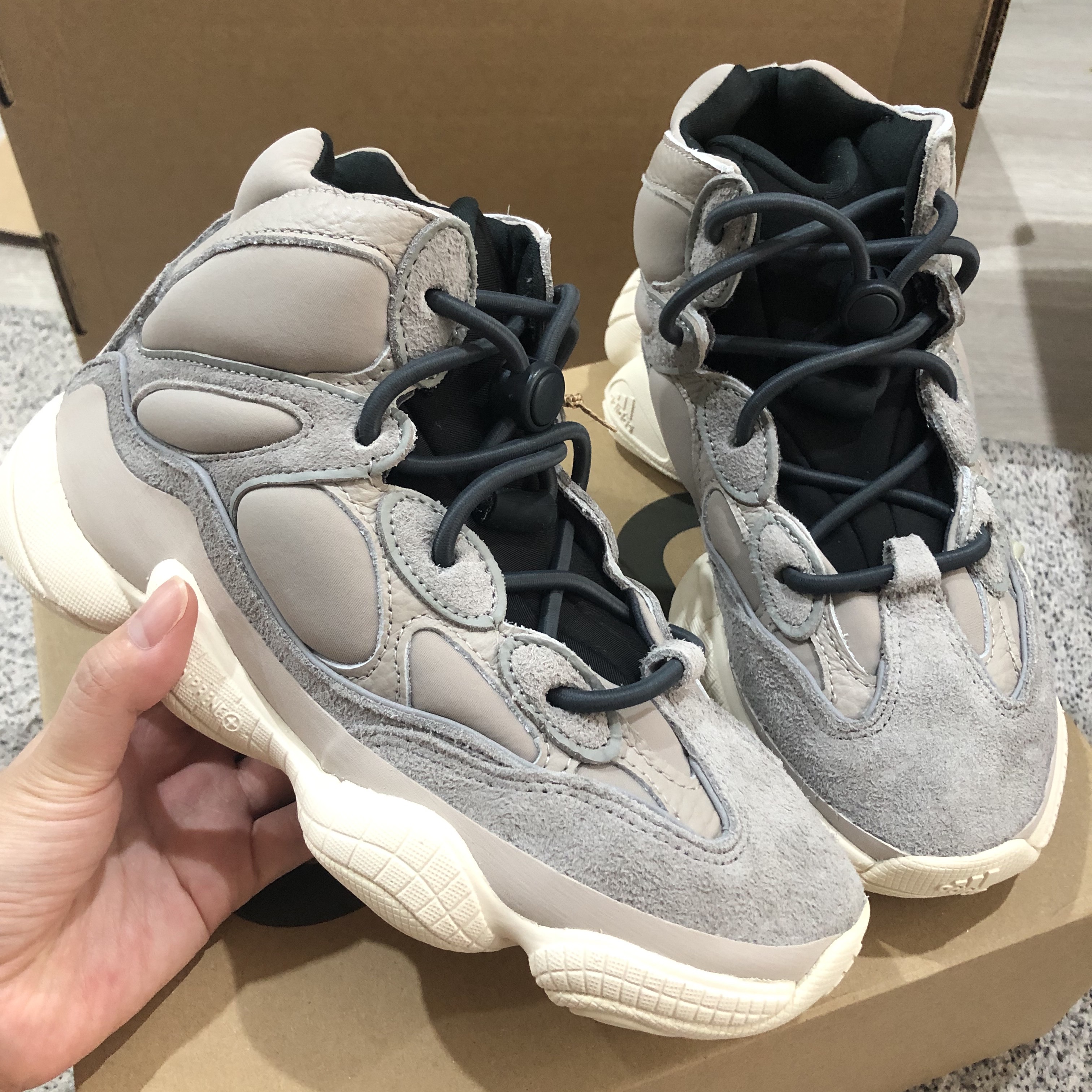 Adidas Yeezy 500 High Mist Stone 착용 스타일 - 2