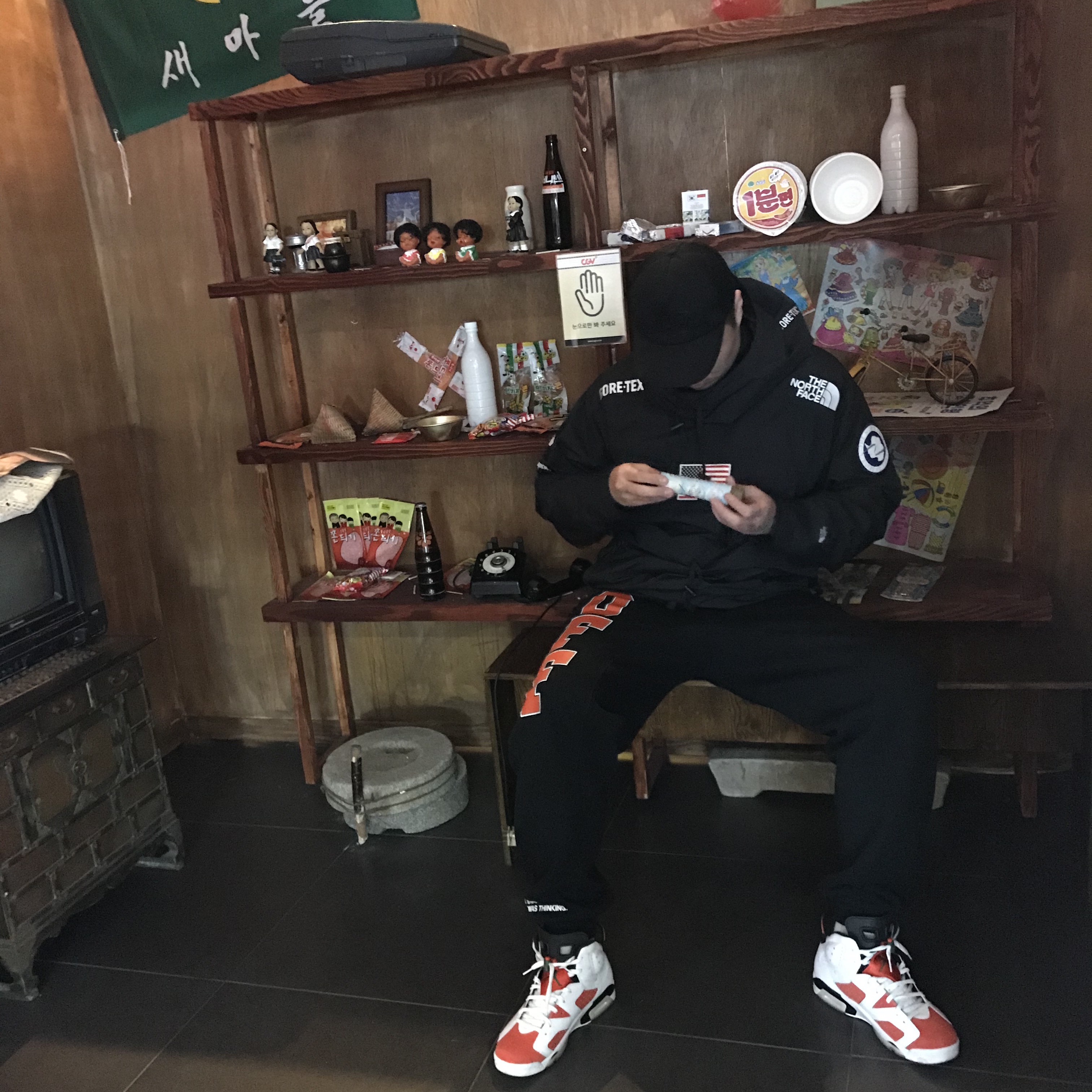 Jordan 6 Retro Gatorade Like Mike White, Supreme x The North Face Trans Antarctica Expedition Pullover Jacket Black - 17SS 착용 스타일