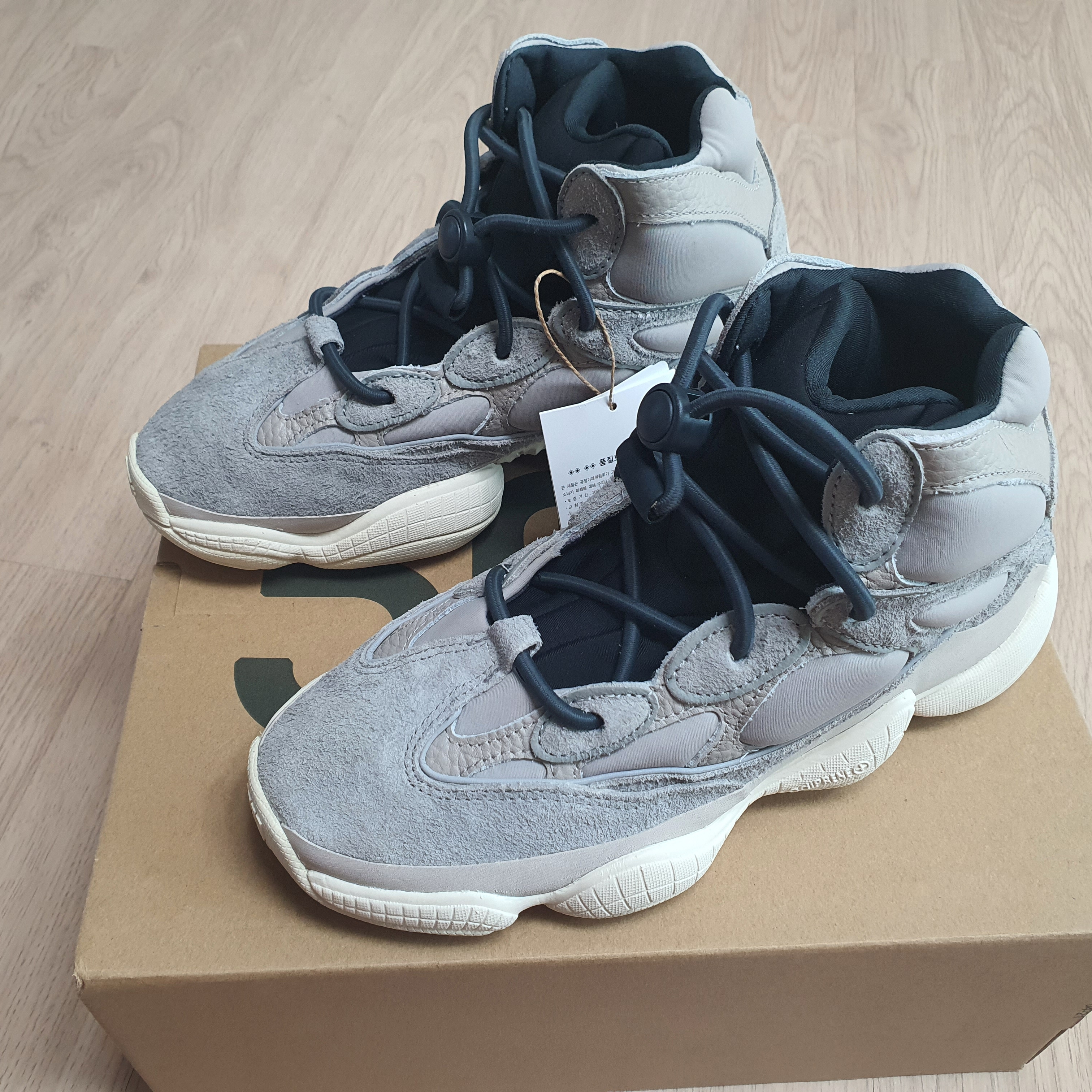 Adidas Yeezy 500 High Mist Stone 착용 스타일