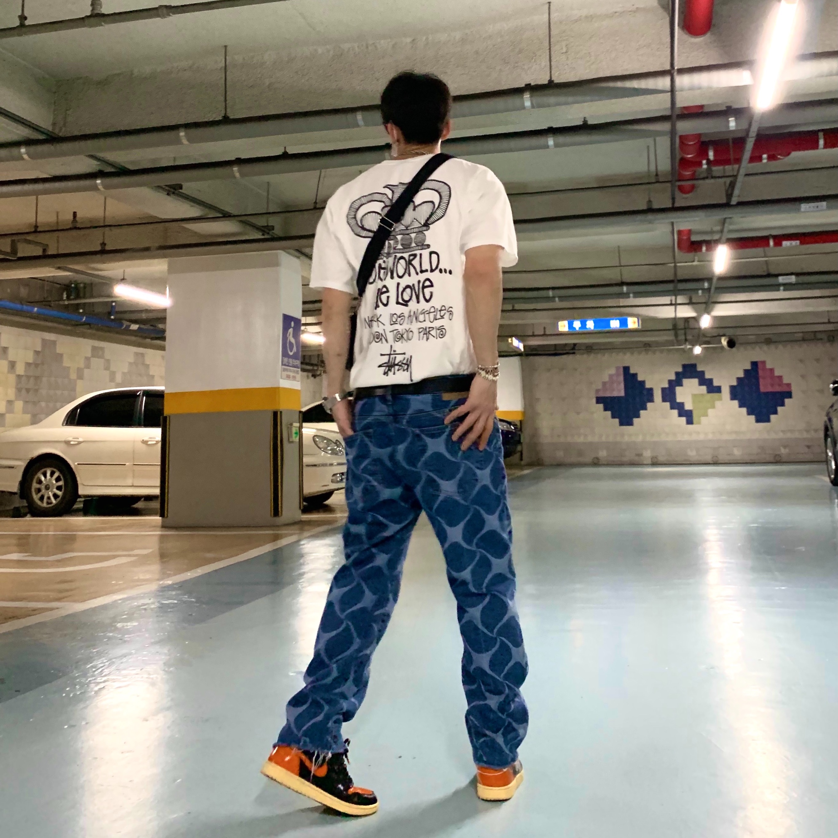 Jordan 1 Retro High Shattered Backboard 3.0, Stussy One World T-Shirt White 착용 스타일 - 1