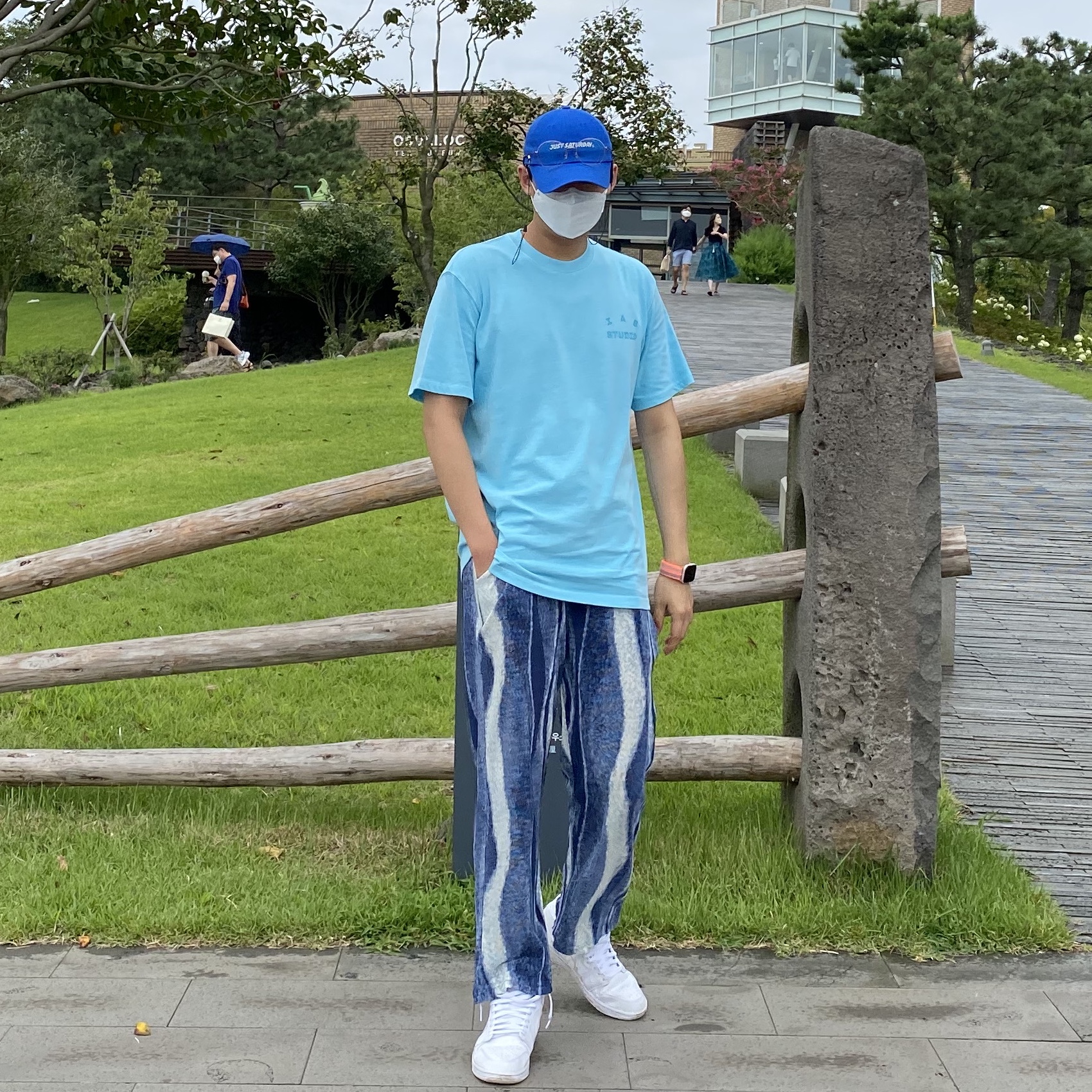 Jordan 1 Mid Triple White, IAB Studio Pigment T-Shirt Cyan 착용 스타일