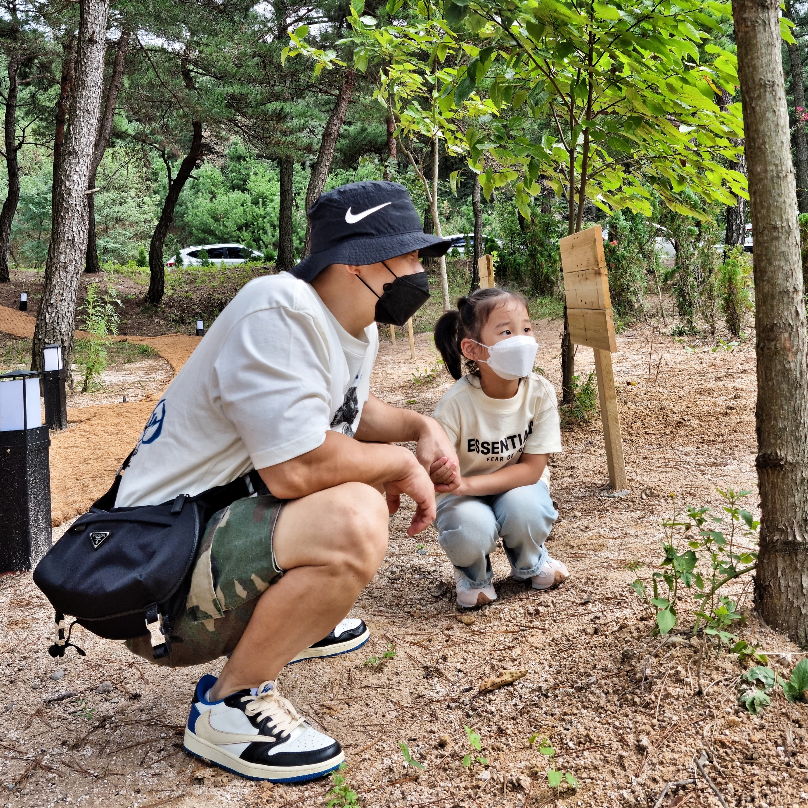 Nike x Stussy Bucket Hat Black, Jordan x Travis Scott x Fragment T-Shirt Sail (DJ0619-133) 착용 스타일 - 1