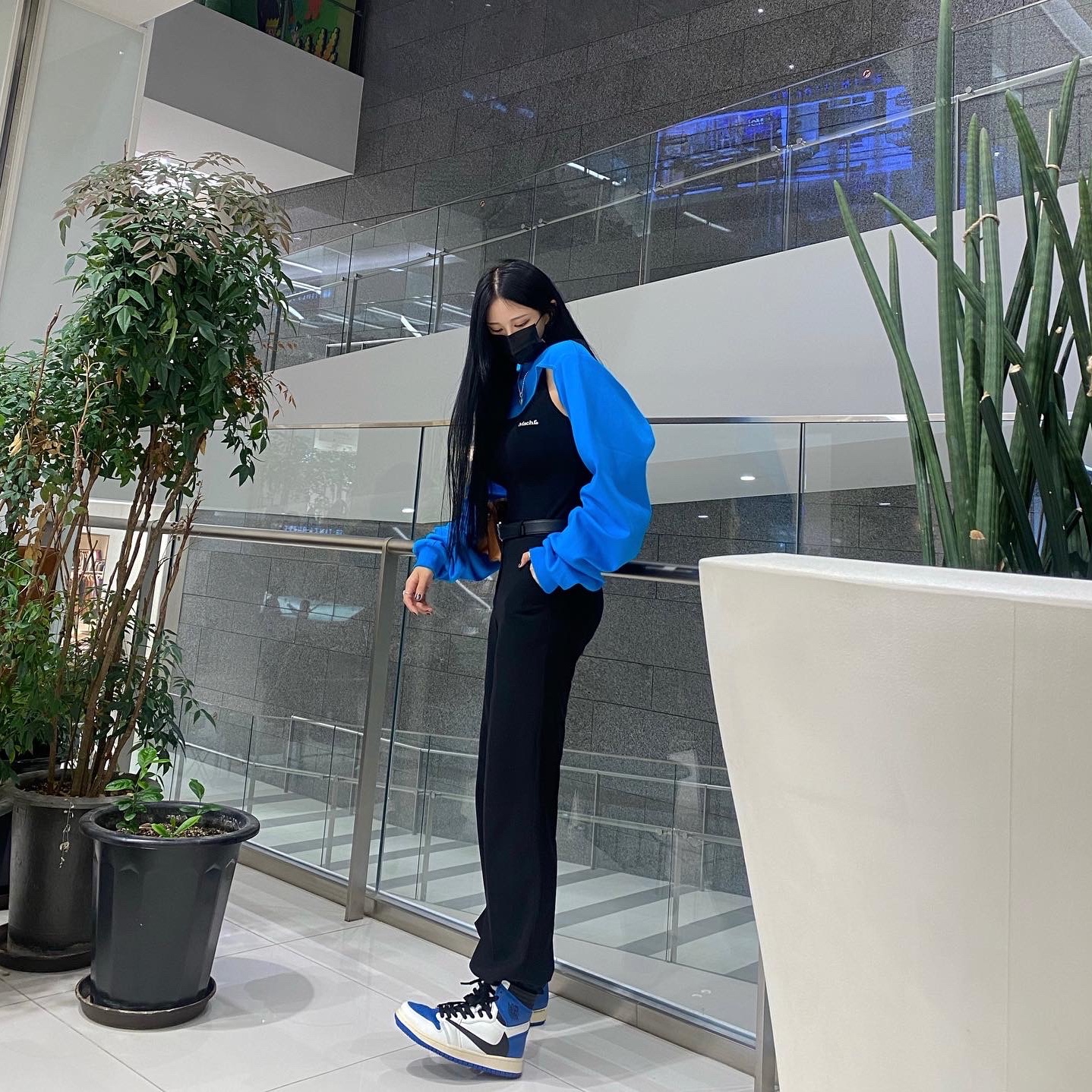Jordan 1 x Travis Scott x Fragment Retro High OG SP Military Blue 착용 스타일 - 1