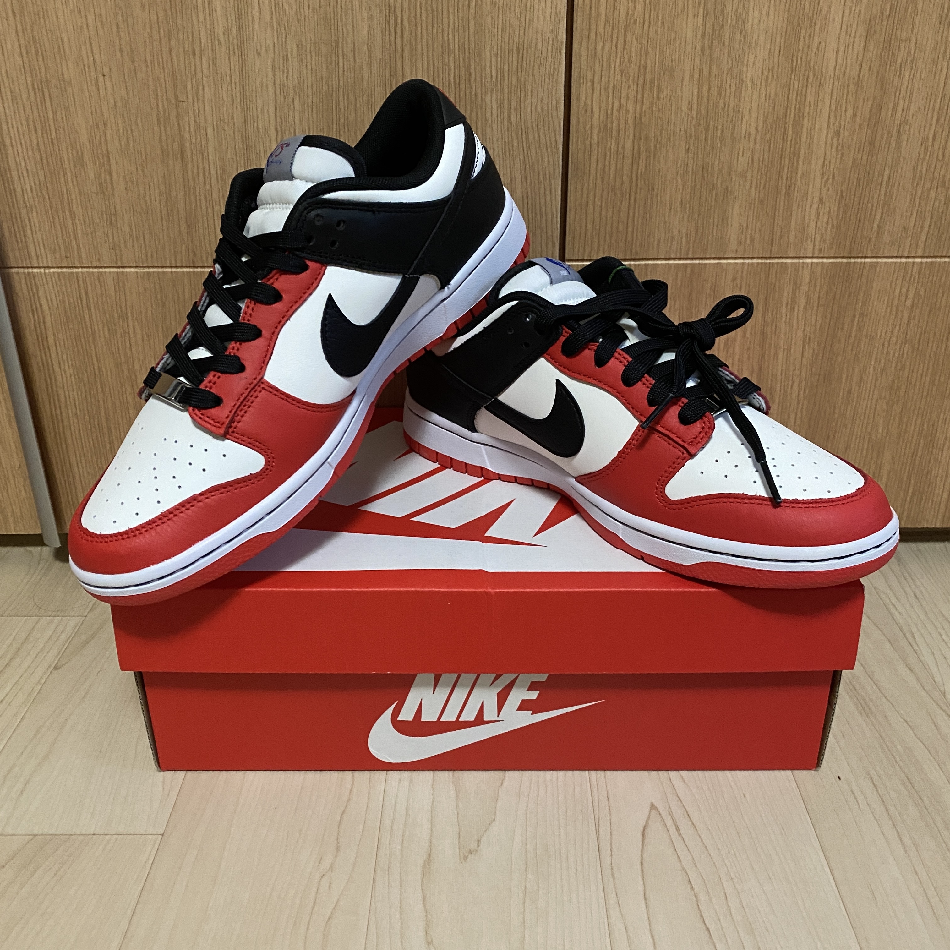 Nike x NBA Dunk Low Retro EMB Black and Chile Red 착용 스타일