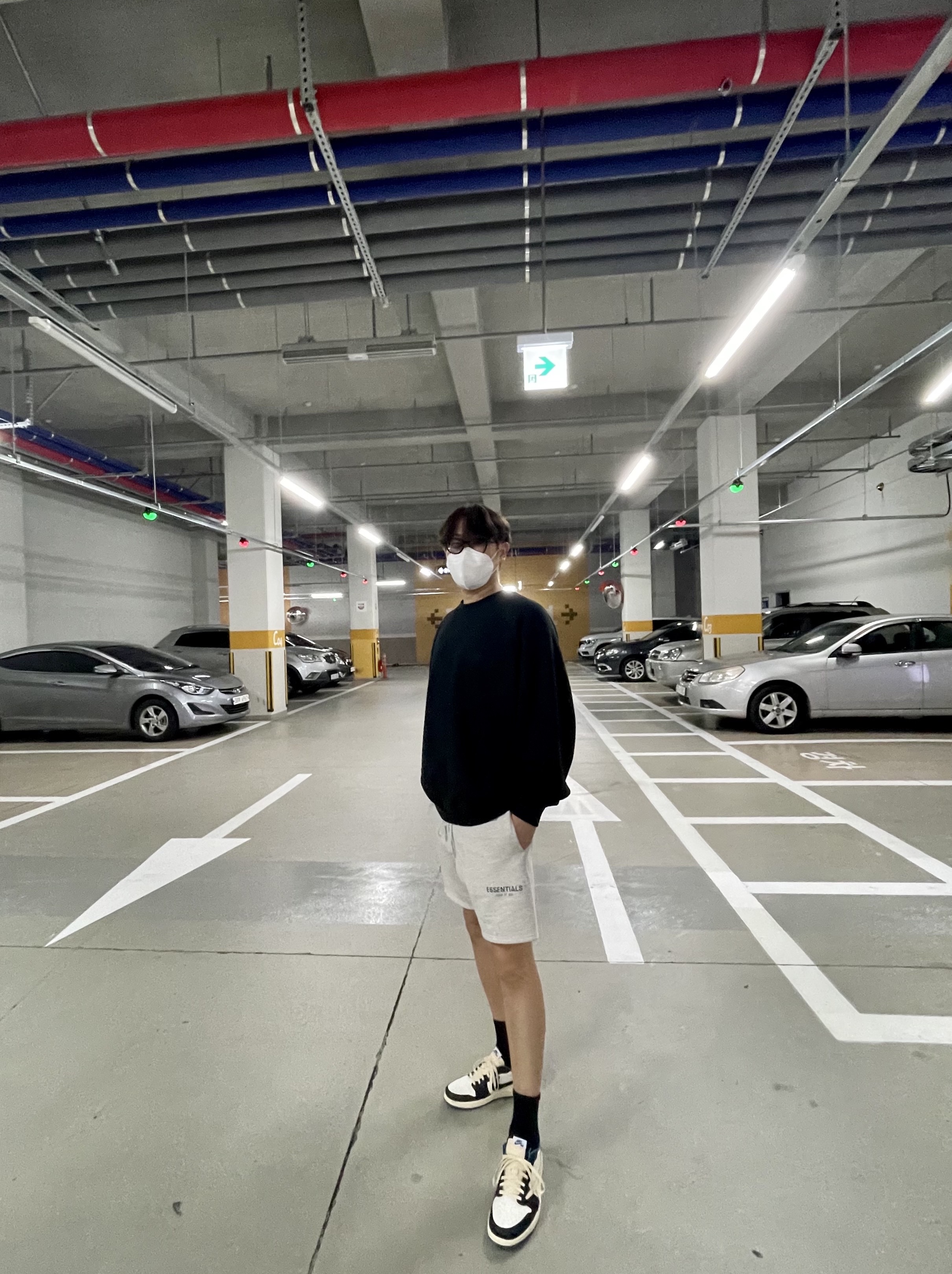 Essentials Pull-Over Crewneck Sweatshirt Black - 21SS, Essentials Sweatshorts Oatmeal - 21SS 착용 스타일 - 2