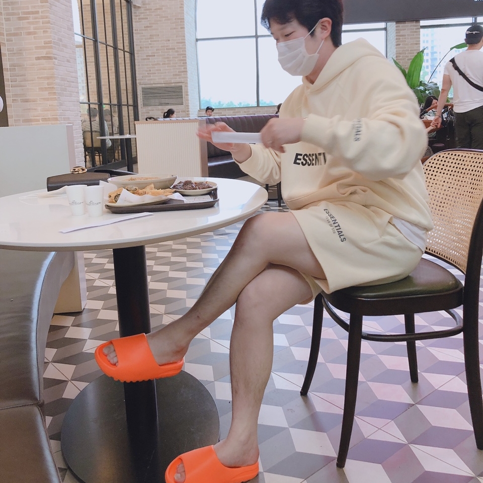 Adidas Yeezy Slide Enflame Orange, Essentials Pull-Over Hoodie Cream - 21SS 착용 스타일