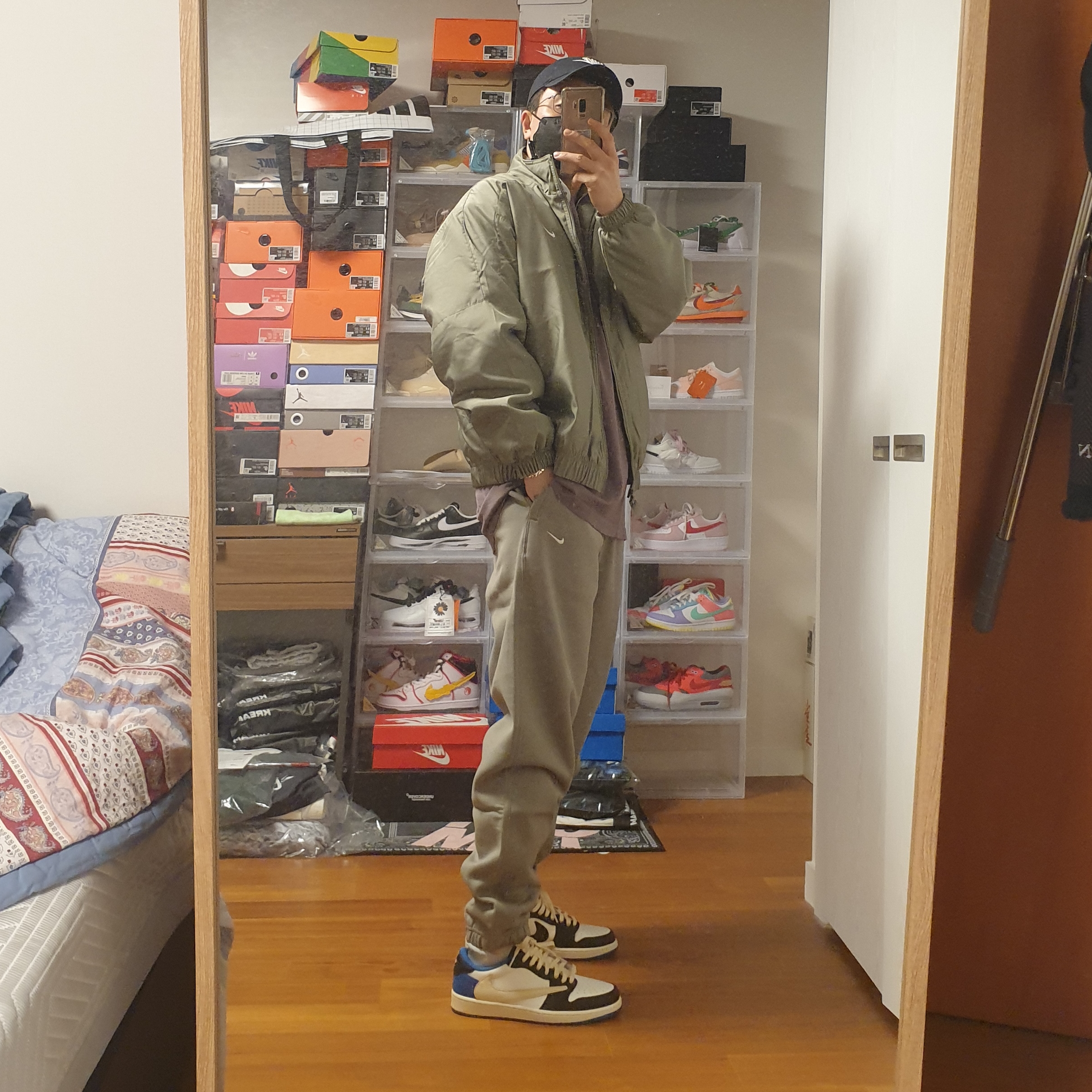 Nike NRG Solo Swoosh Satin Bomber Jacket Light Army - US/EU, Nike NRG Solo Swoosh Fleece Pants Light Army - US/EU 착용 스타일 - 3