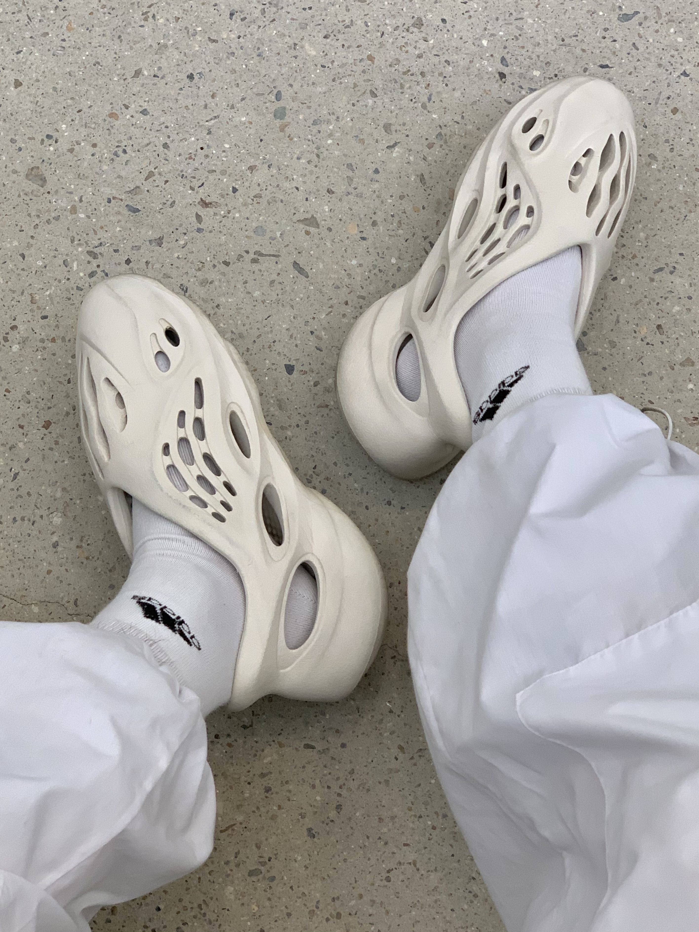 Adidas Yeezy Foam RNNR Ararat 착용 스타일 - 5