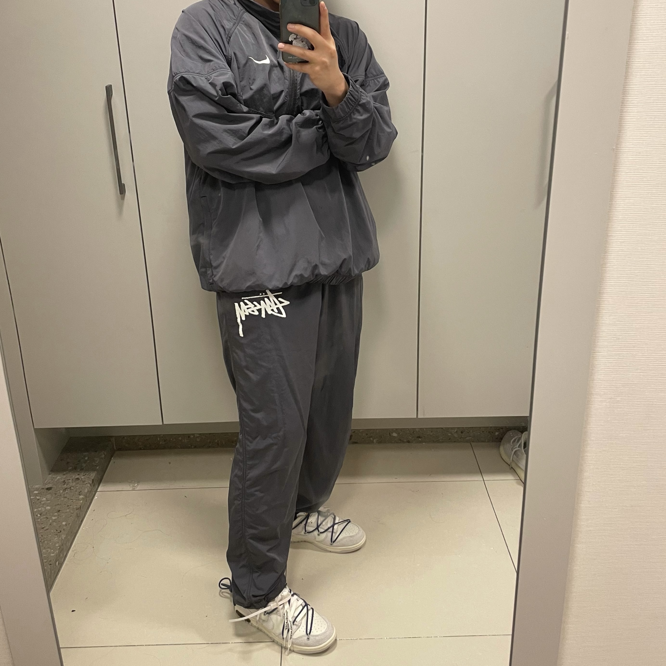 Nike x Off-White Dunk Low The 50 - Lot 18, Nike x Stussy Windrunner Jacket Off Noir 착용 스타일