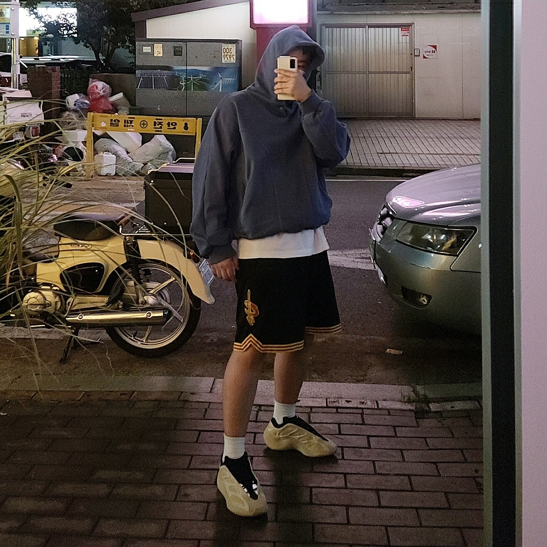Adidas Yeezy 700 V3 Safflower 착용 스타일 - 1