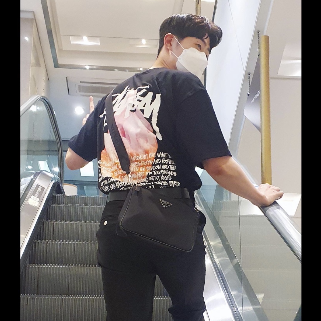 (W) Nike x Off-White Zoom Terra Kiger 5 Black, Stussy Reflection T-Shirt Black 착용 스타일 - 2