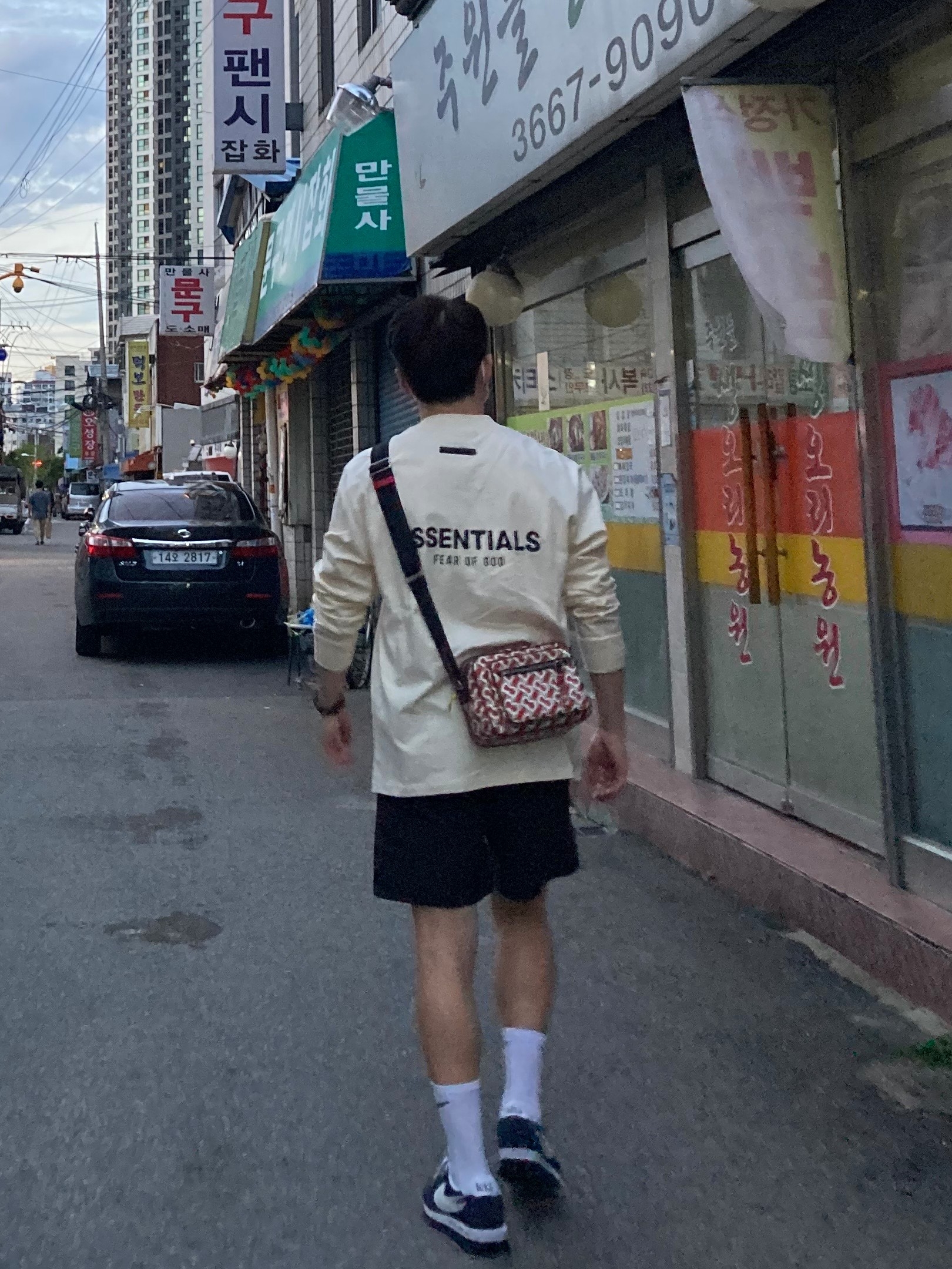 Essentials Long Sleeve T-Shirt Cream - 21SS, Nike x Sacai x Fragment LDWaffle Blackened Blue 착용 스타일