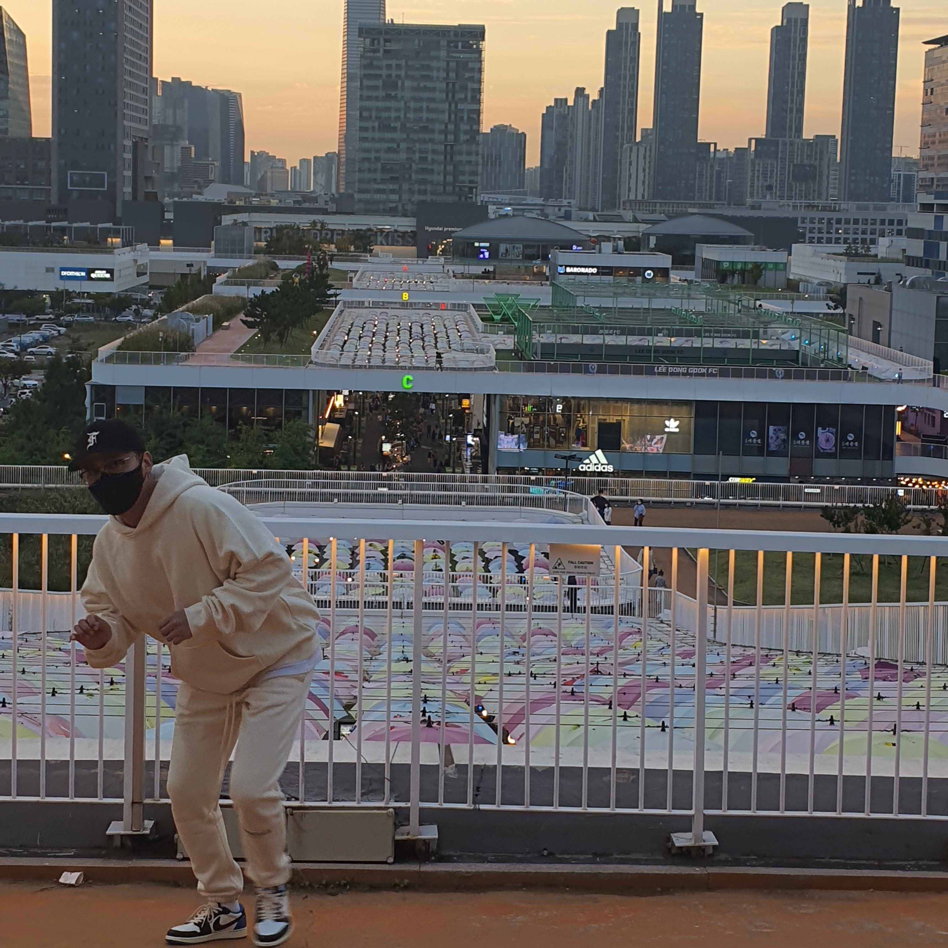Essentials Sweatpants Cream - 21SS, Essentials Pull-Over Hoodie Cream - 21SS 착용 스타일
