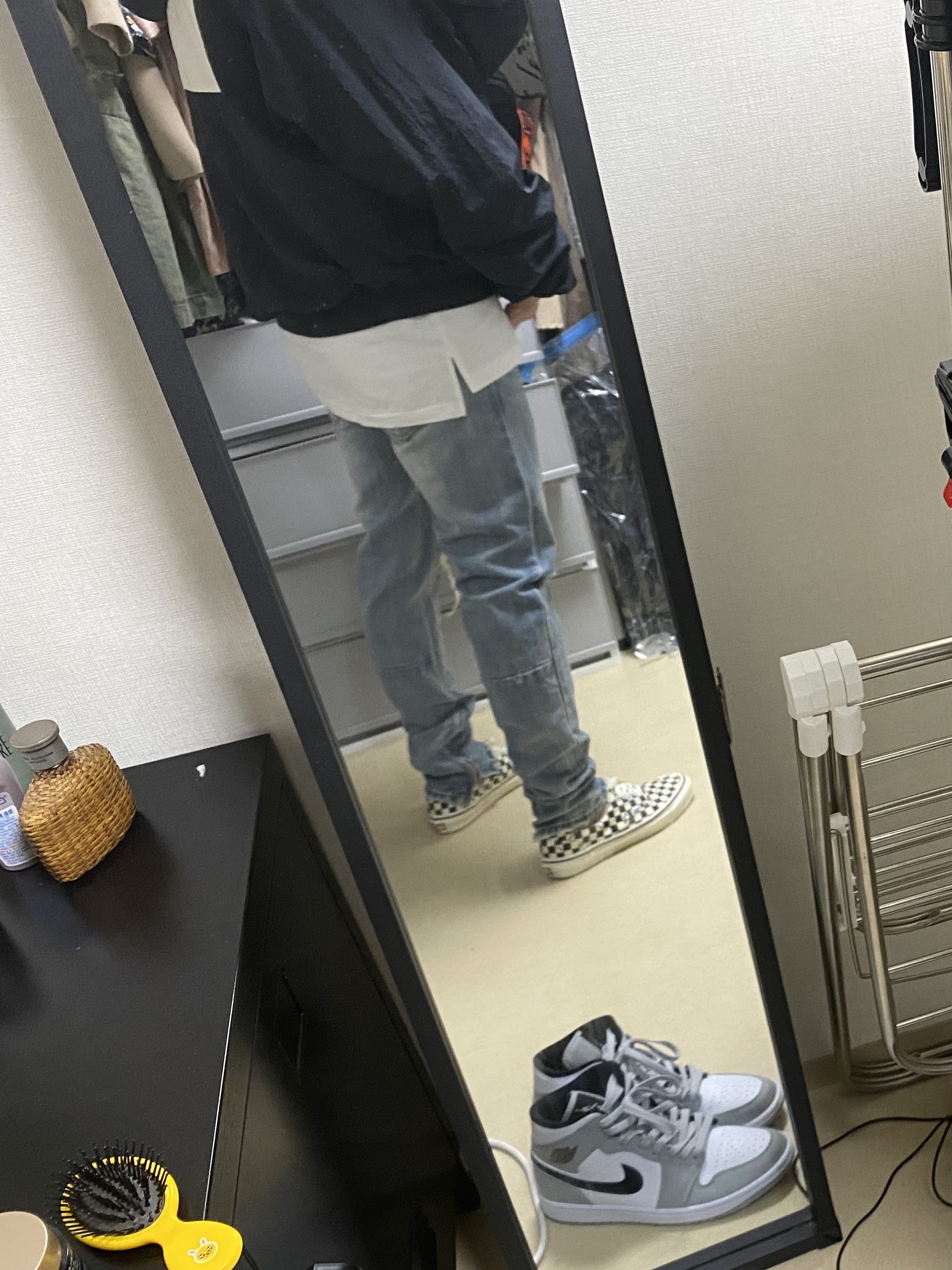 Jordan 1 Mid Light Smoke Grey, Nike x Fear of God Bomber Hooded Jacket Black 착용 스타일