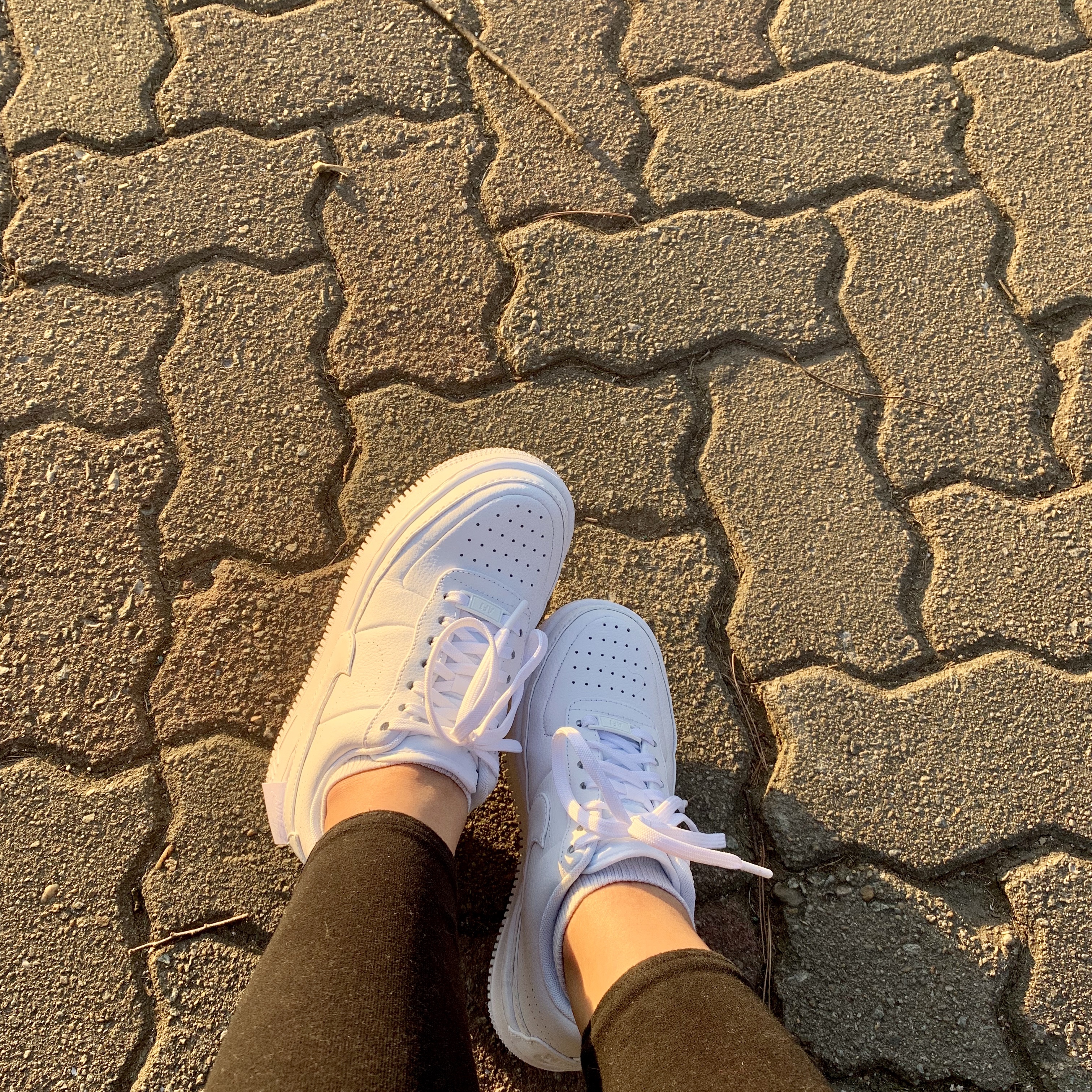 (W) Nike Air Force 1 Jester XX Triple White 착용 스타일 - 2