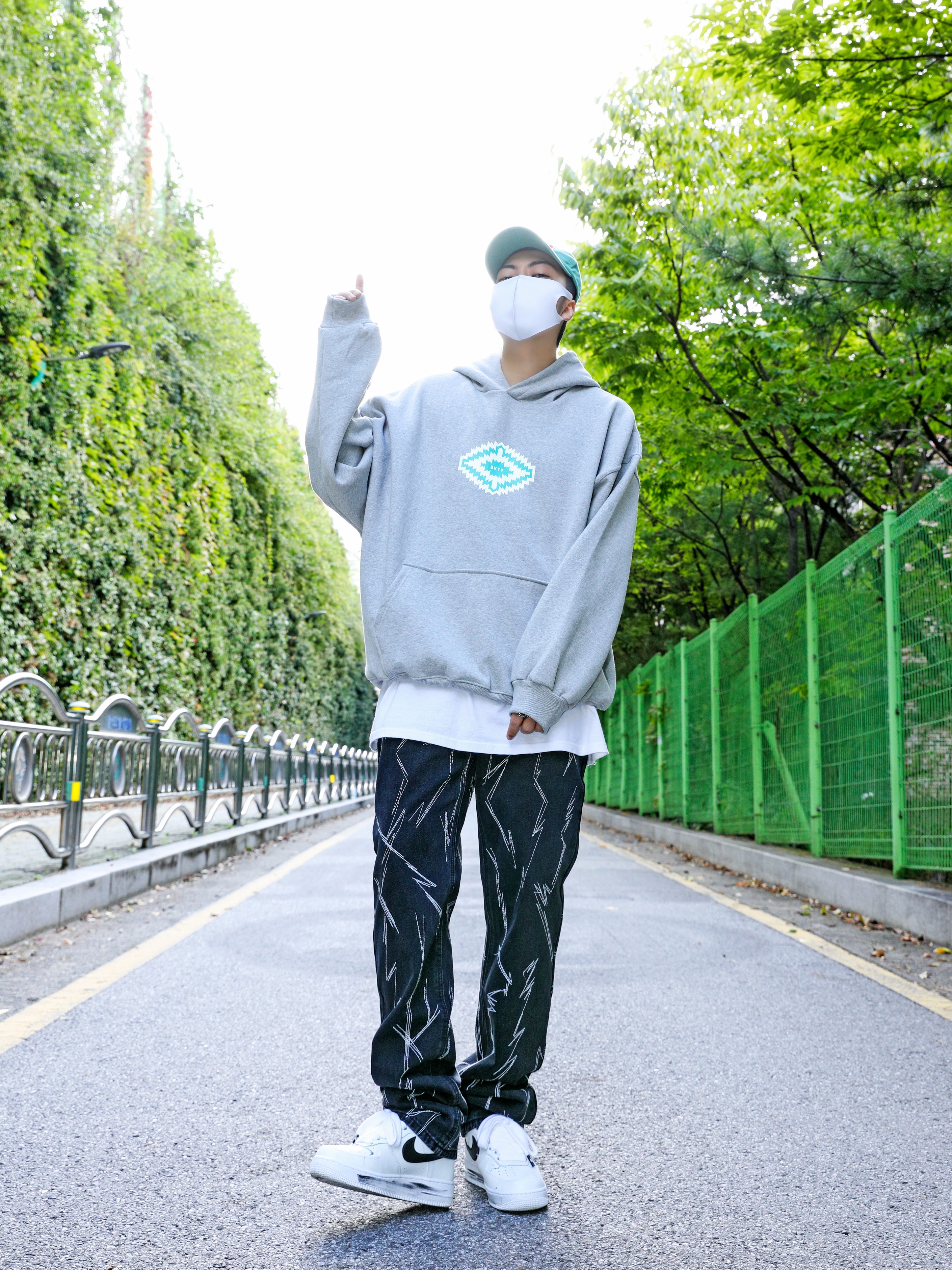Nike x Peaceminusone Air Force 1 Low Para-Noise 2.0 착용 스타일 - 1
