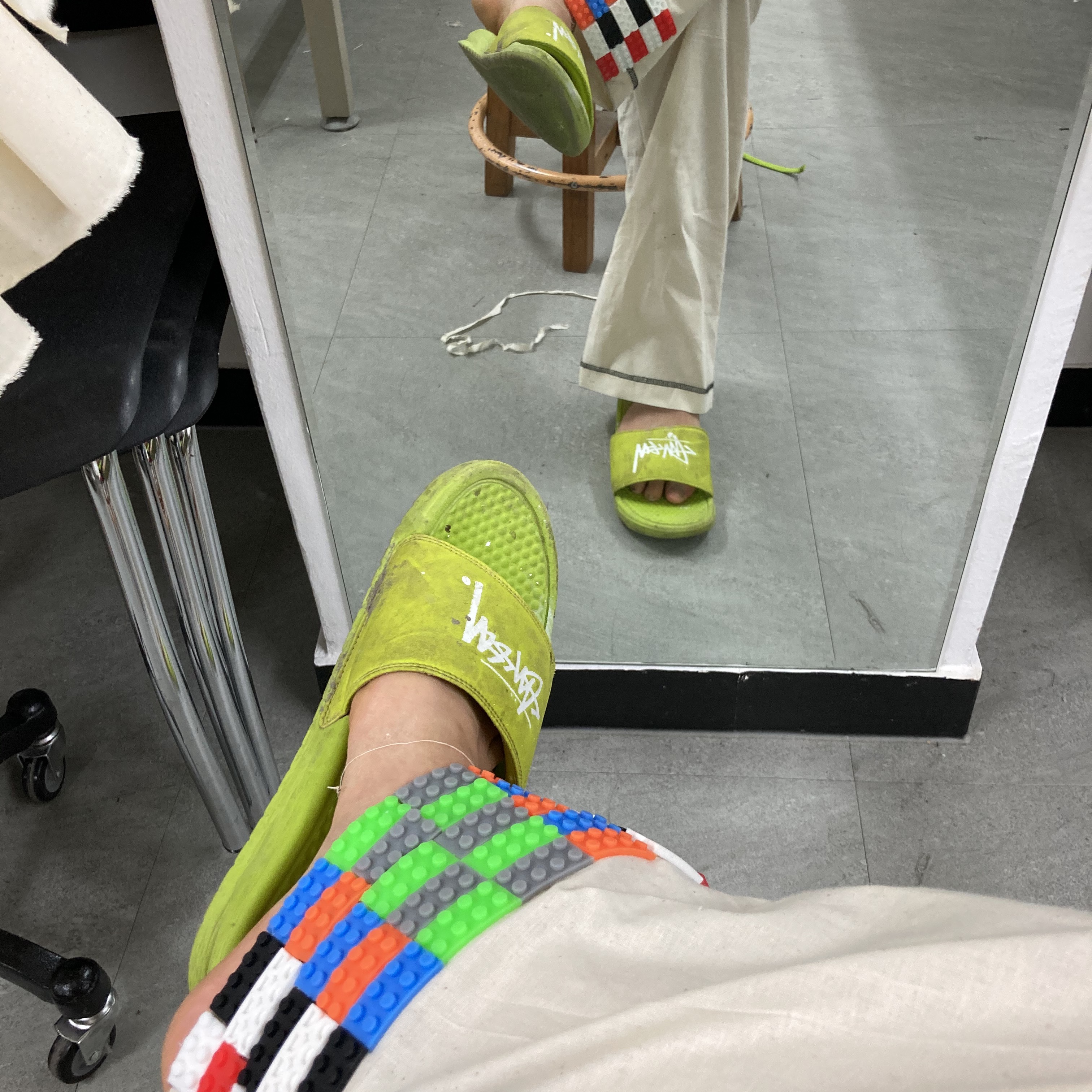 Nike x Stussy Benassi Slide Volt 착용 스타일 - 2