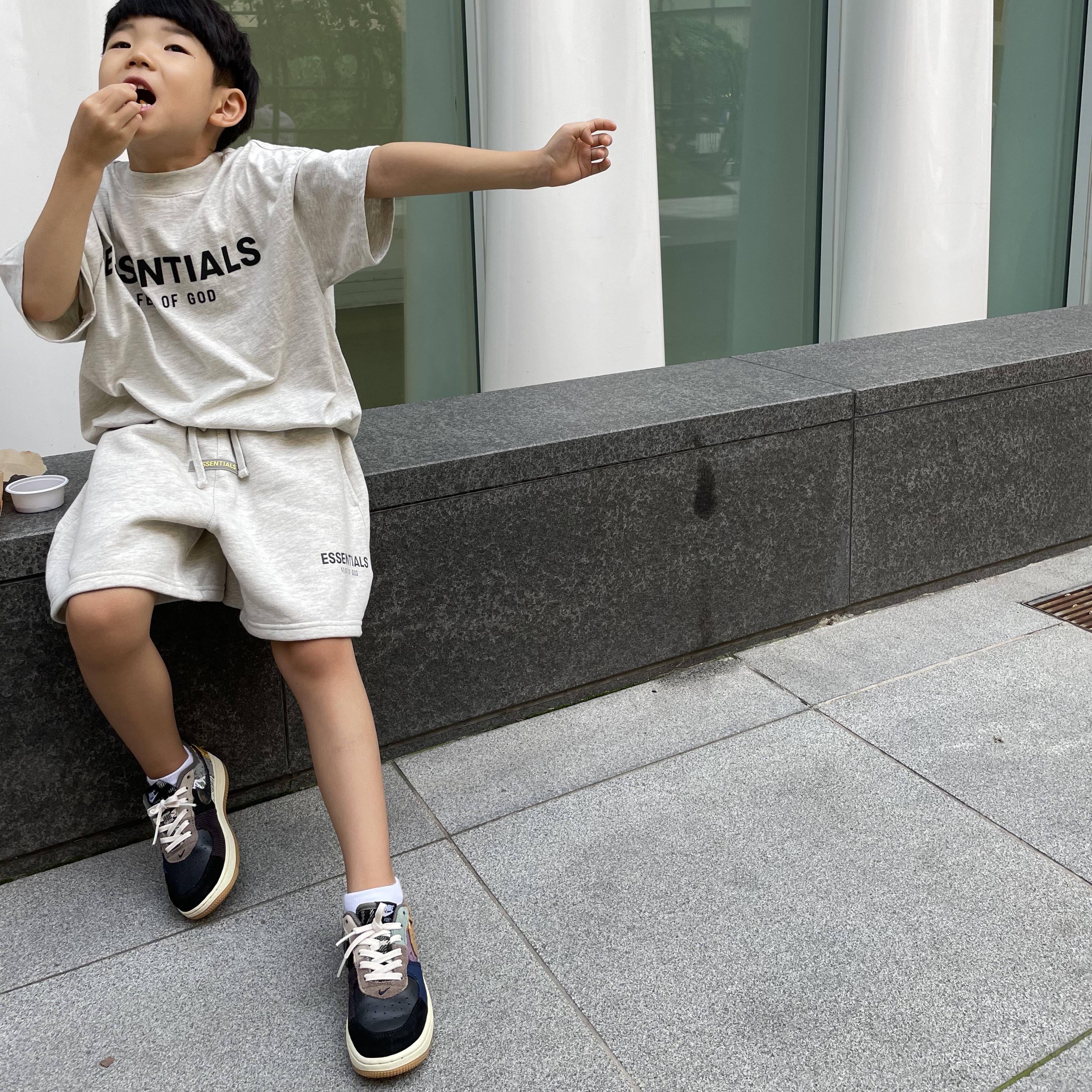 (Kids) Essentials T-Shirt Oatmeal - 21SS, (Kids) Essentials Sweatshorts Oatmeal - 21SS 착용 스타일
