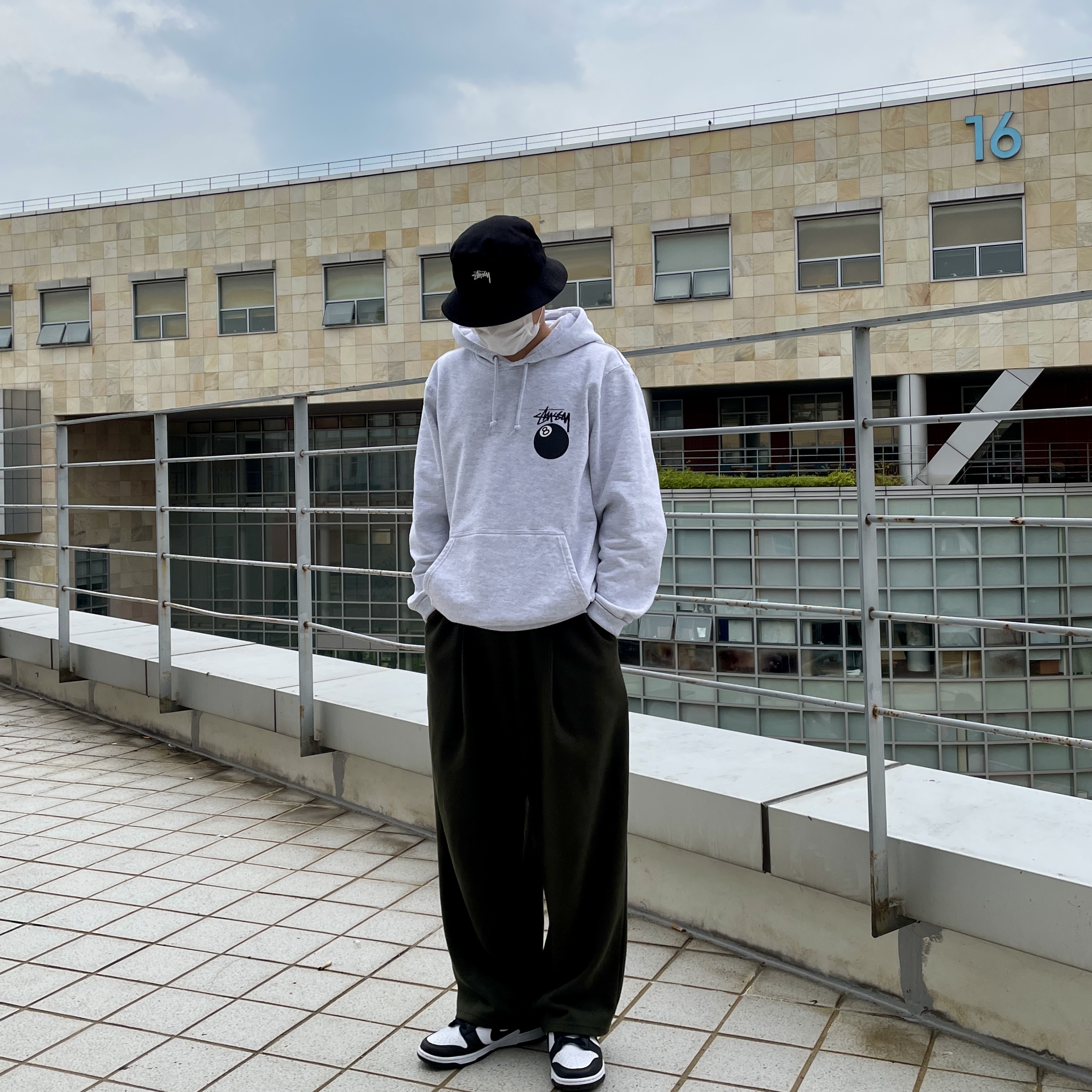 Stussy 8 Ball Hoodie Ash Heather - 21FW, Nike Dunk Low Retro Black 착용 스타일 - 3