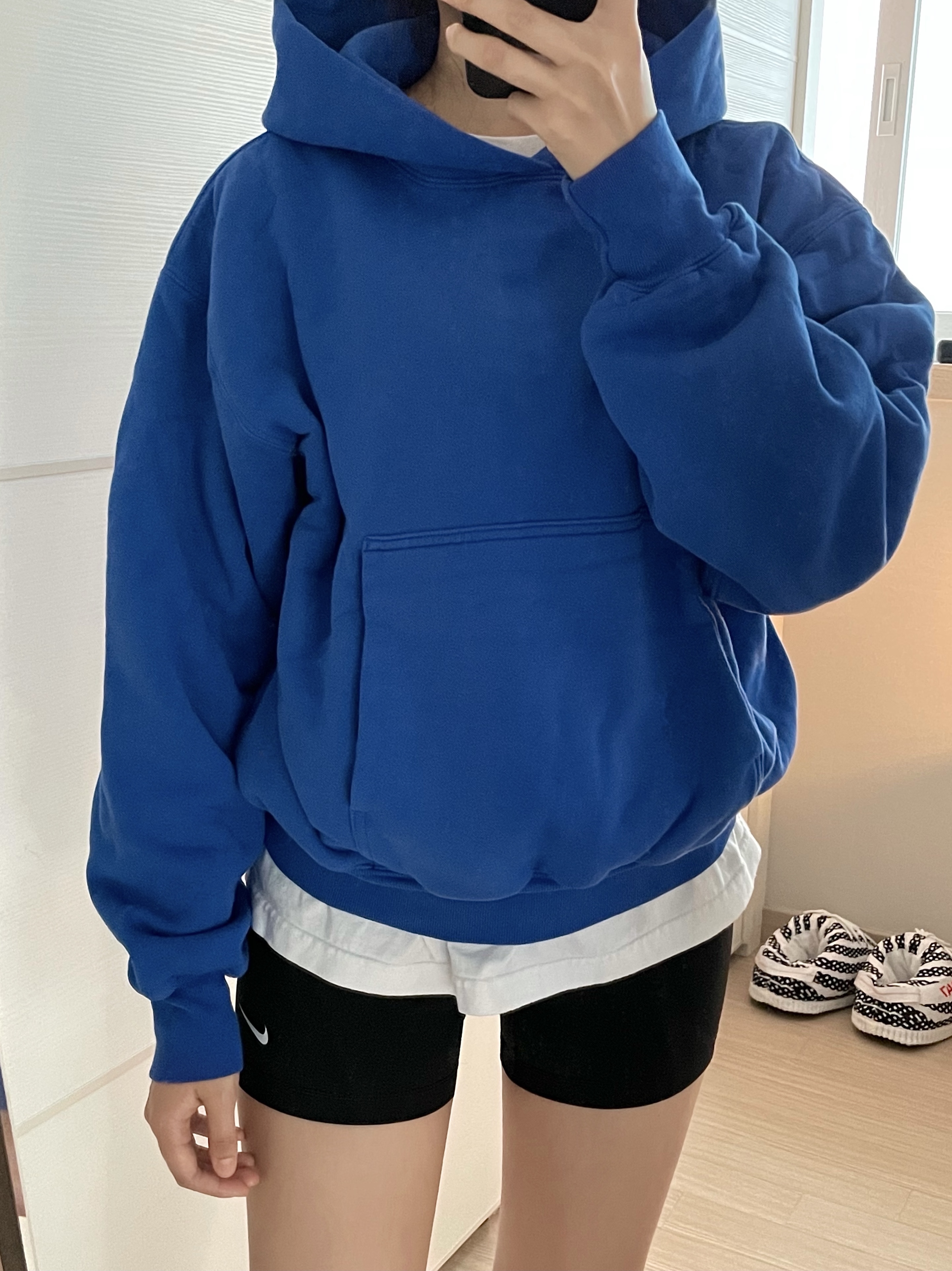 Yeezy Gap Hoodie Blue 착용 스타일 - 2