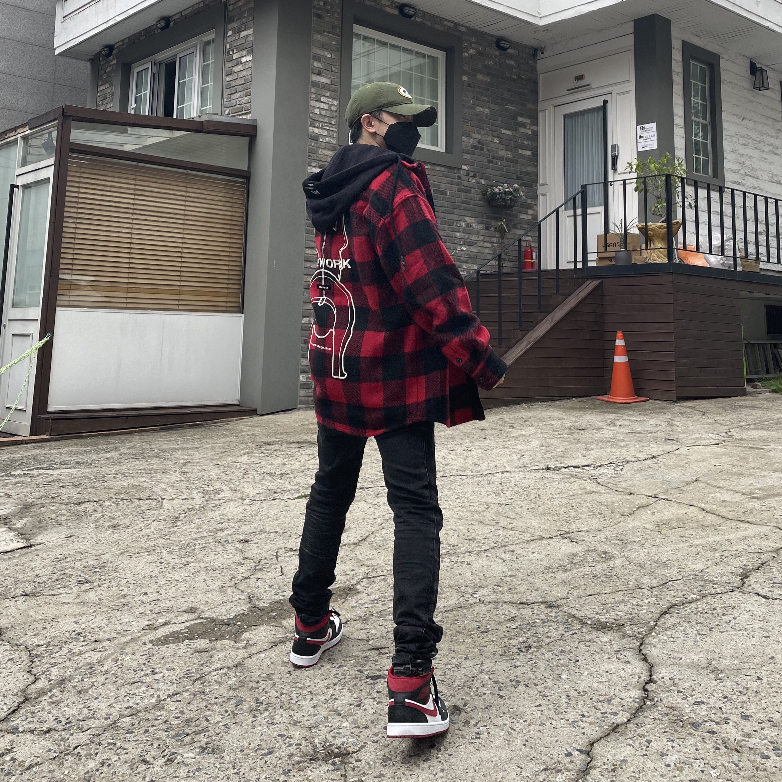 Jordan 1 Mid Gym Red Black White, Essentials T-Shirt Taupe - 21SS 착용 스타일 - 1